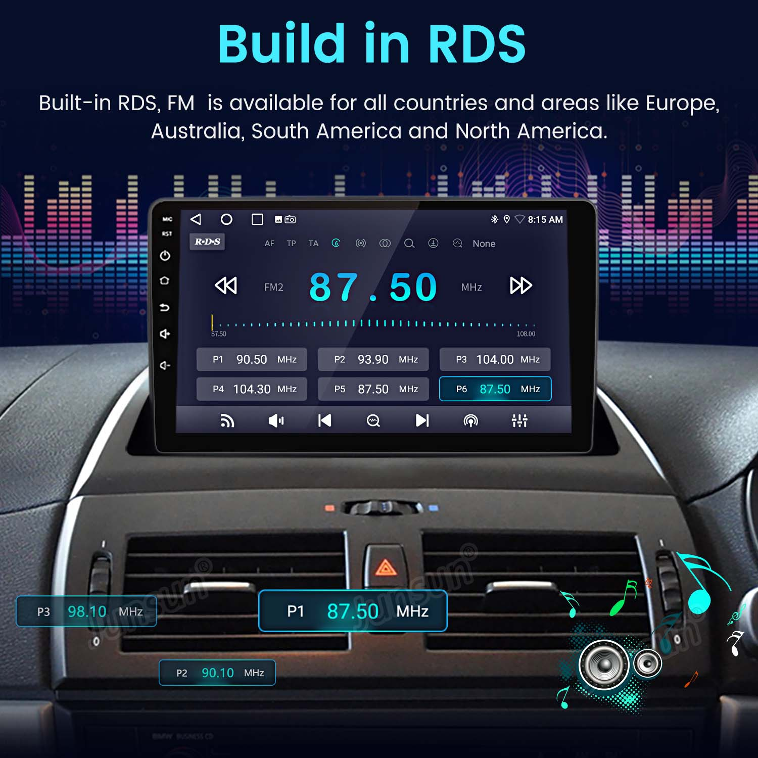 Schermo dell'autoradio che mostra l'interfaccia radio con i dettagli della stazione radio FM. Lo stereo è nel cruscotto di un'auto.