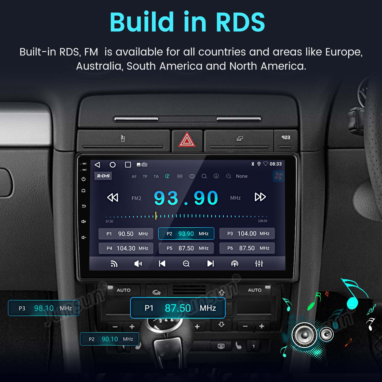 Schermo autoradio con info radio FM, grandi numeri per la frequenza. Cruscotto e interni dell'auto visibili.