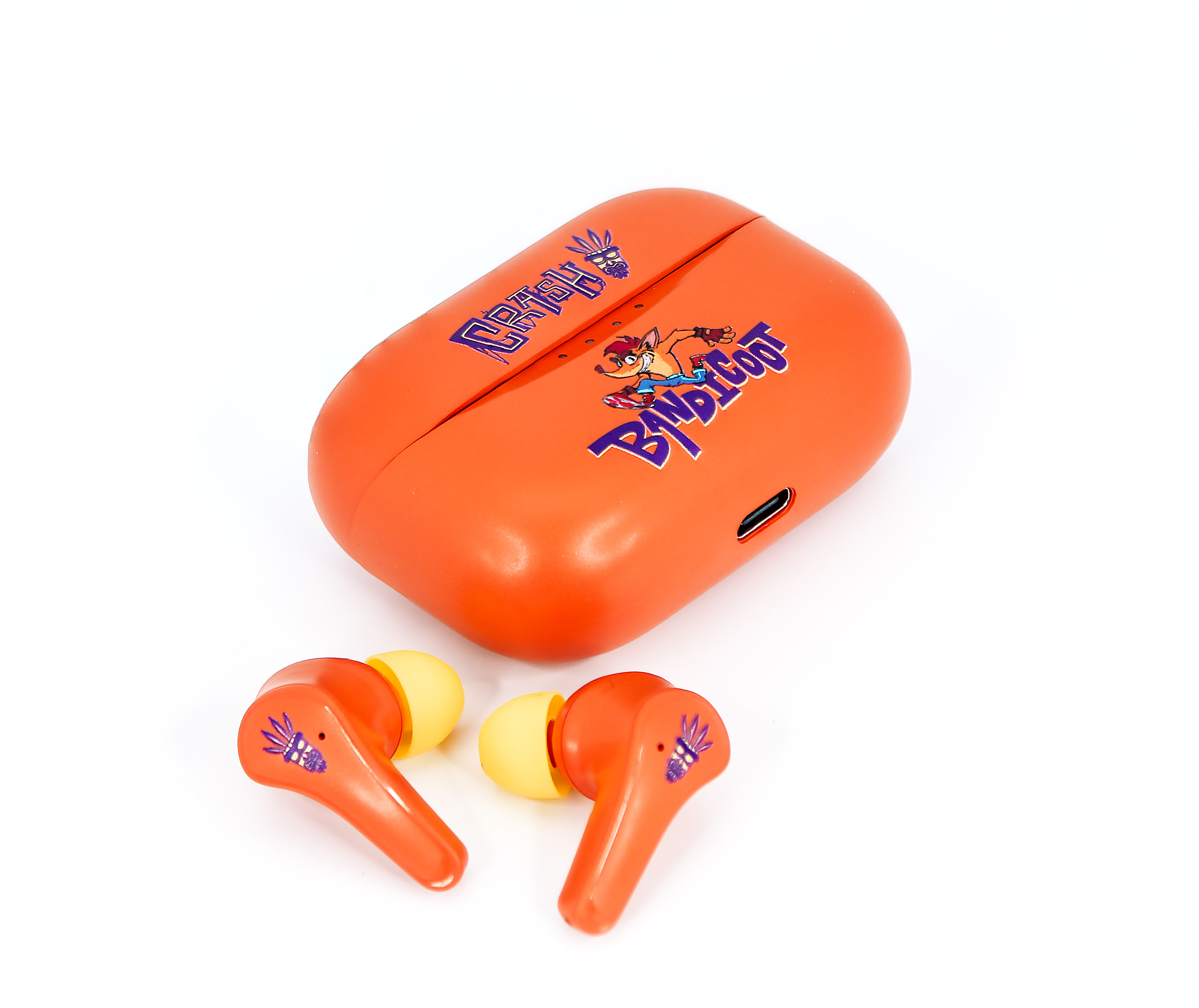 Oranje oortelefoons en hoesje met cartoonafbeelding, op wit.