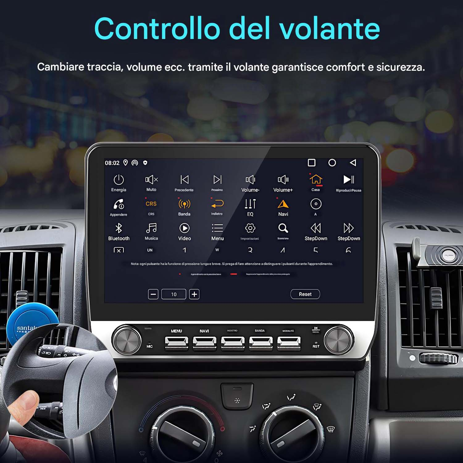 Schermo autoradio che mostra i comandi al volante. Si vede una mano vicino al volante con i pulsanti.
