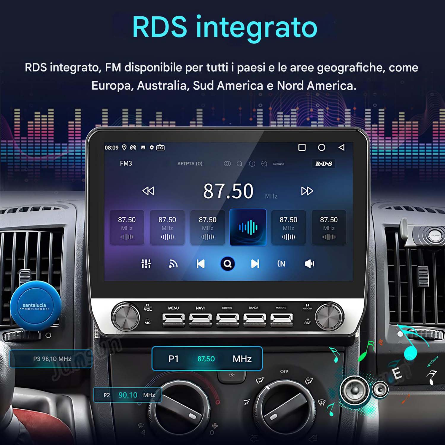 Sistema multimediale per auto che mostra la frequenza radio, con interno auto e interfaccia.