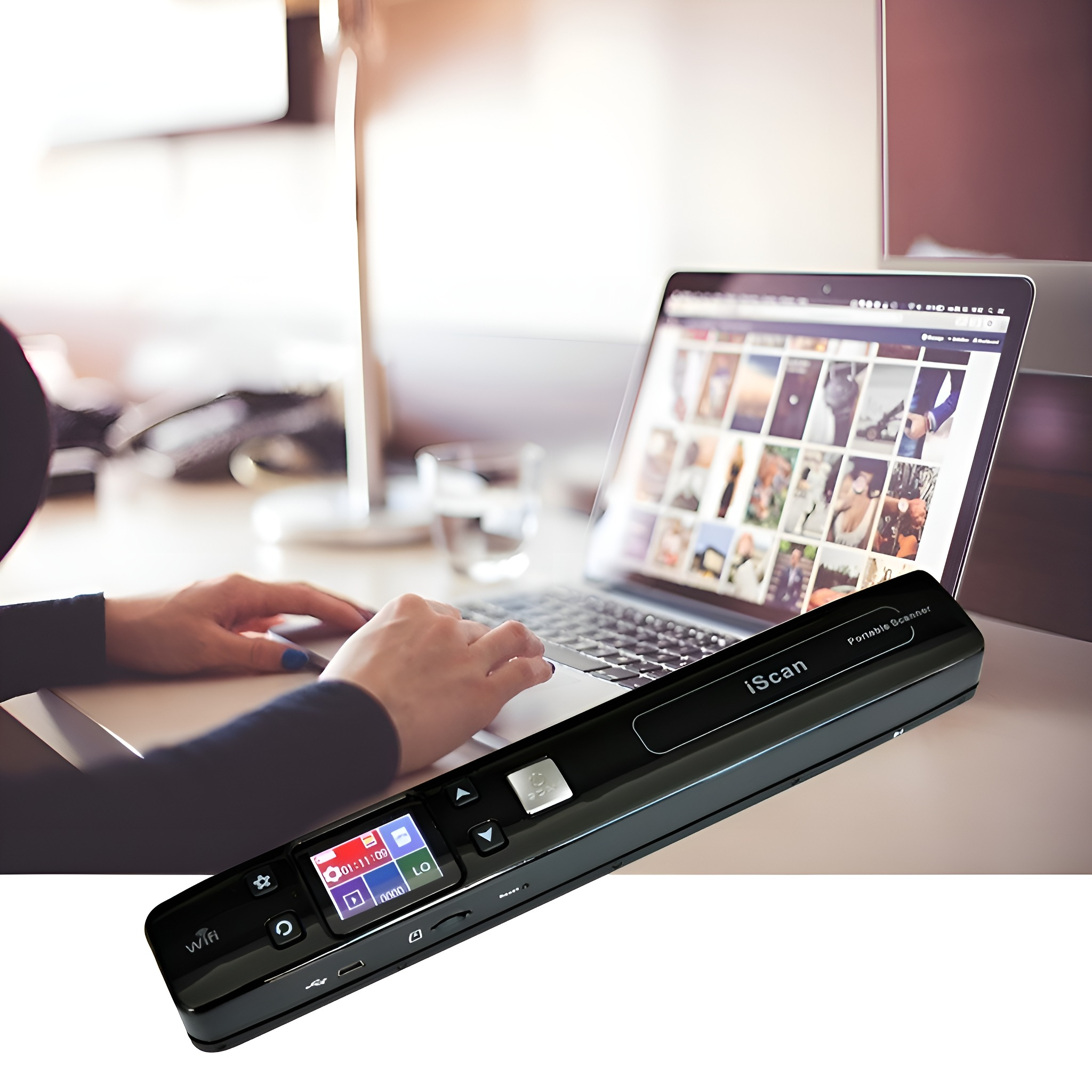 Eine Person benutzt einen Laptop mit einem Scanner rechts, der Scanner zeigt einen Bildschirm an.