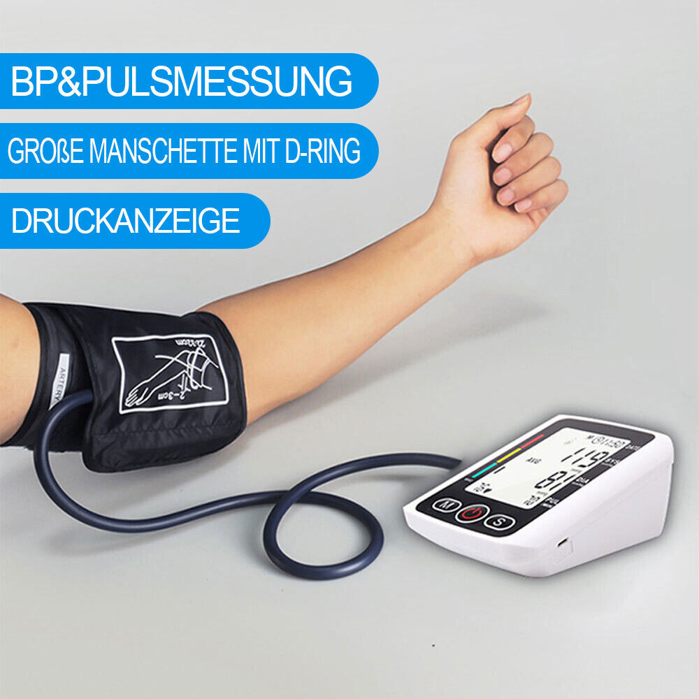 Der Arm einer Person mit einer Blutdruckmanschette und einem digitalen Blutdruckmessgerät, das Messwerte anzeigt.