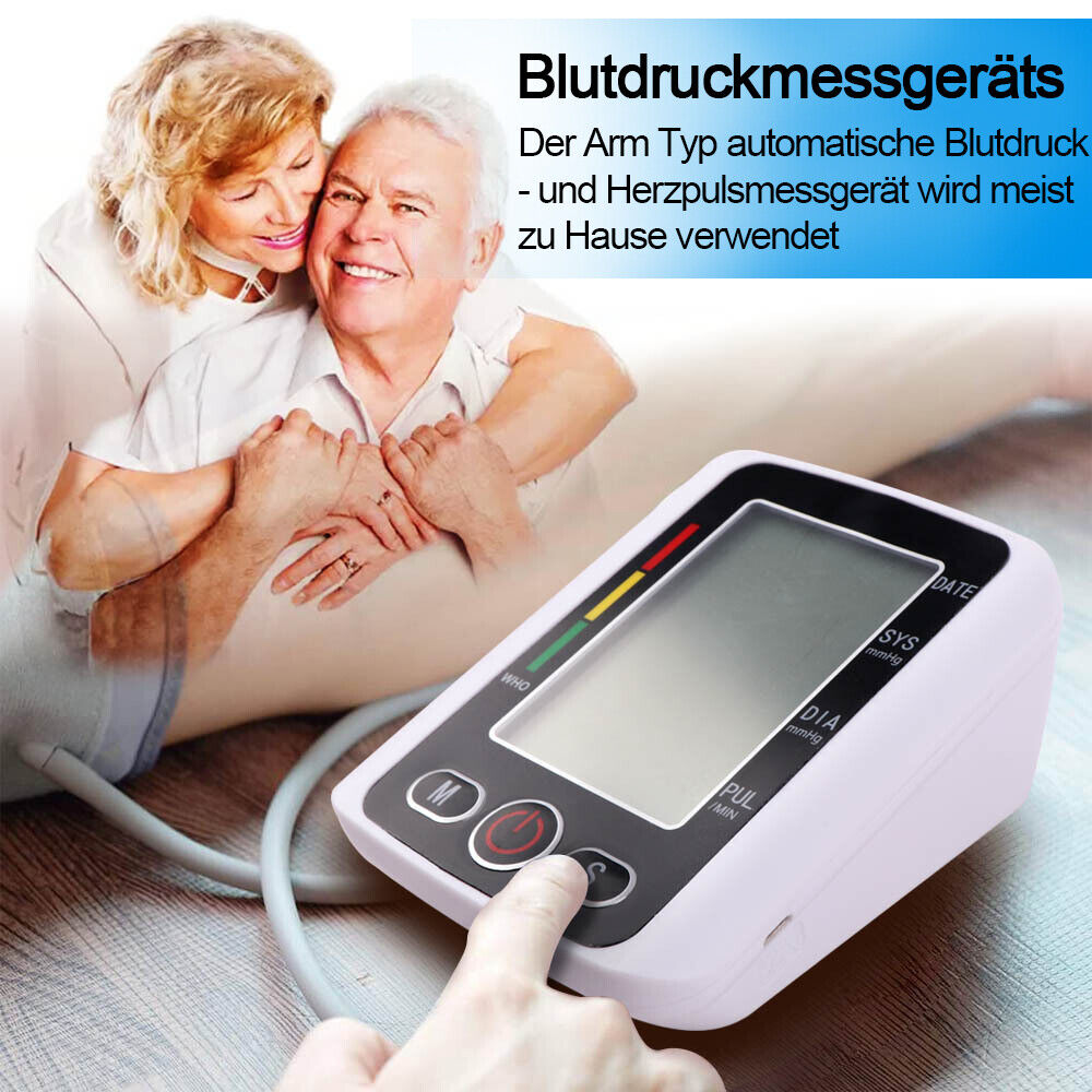Ein Mann und eine Frau benutzen ein Blutdruckmessgerät. Das Gerät hat ein digitales Display.