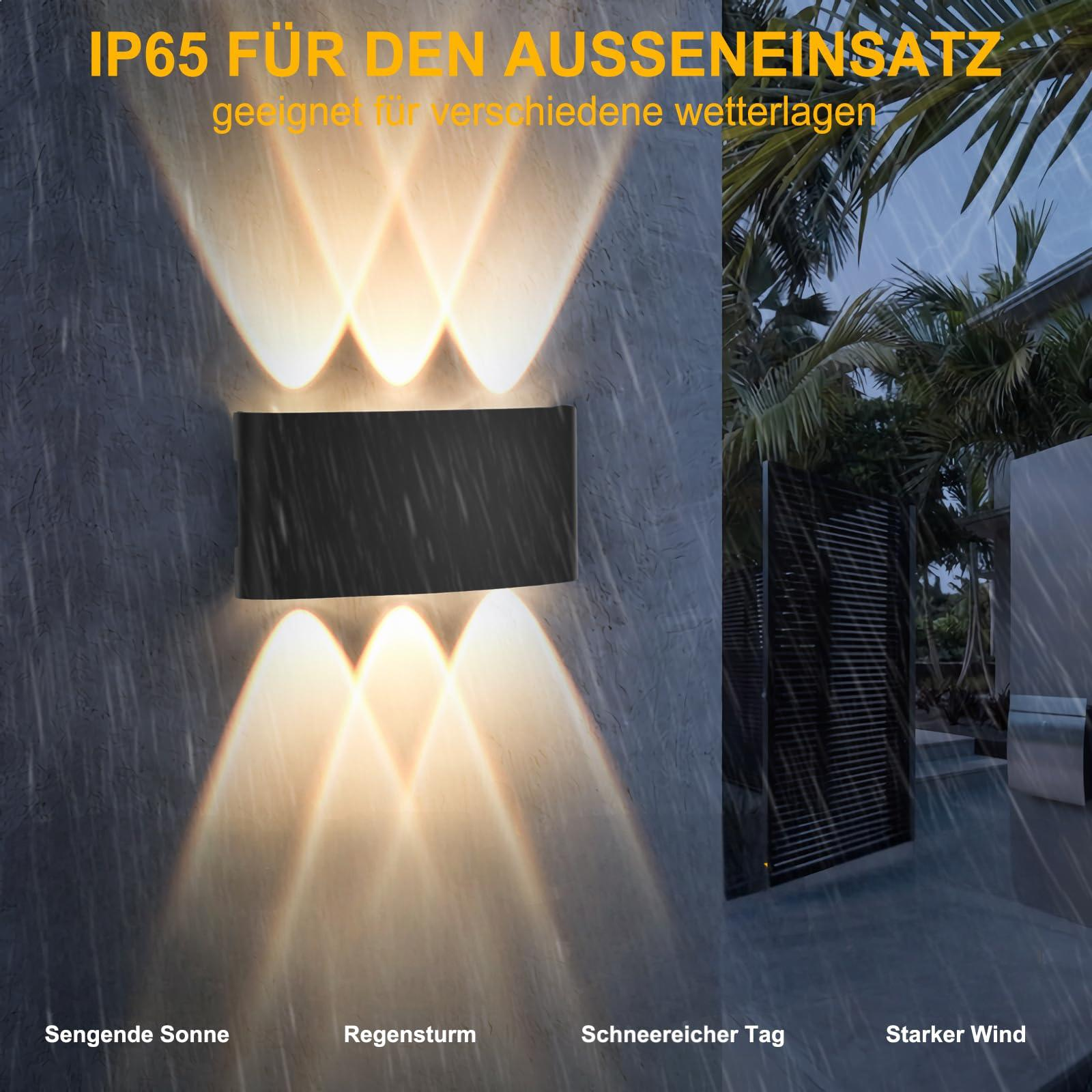 Außenwandleuchten mit Regen-Effekt. Die Lichter sind an. Der Hintergrund ist dunkel.
