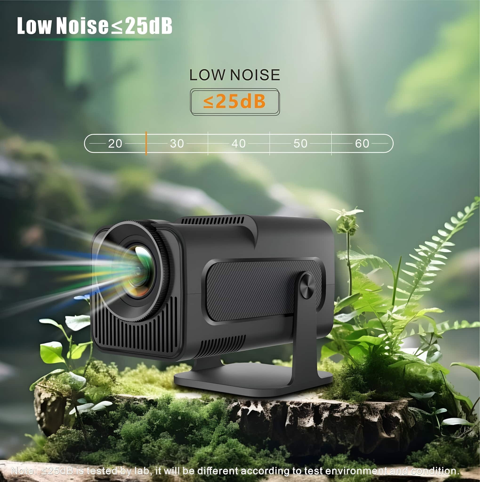 Schwarzer Projektor mit grünem Hintergrund. Text: Low Noise ≤25dB. Farne und Moos im Hintergrund.