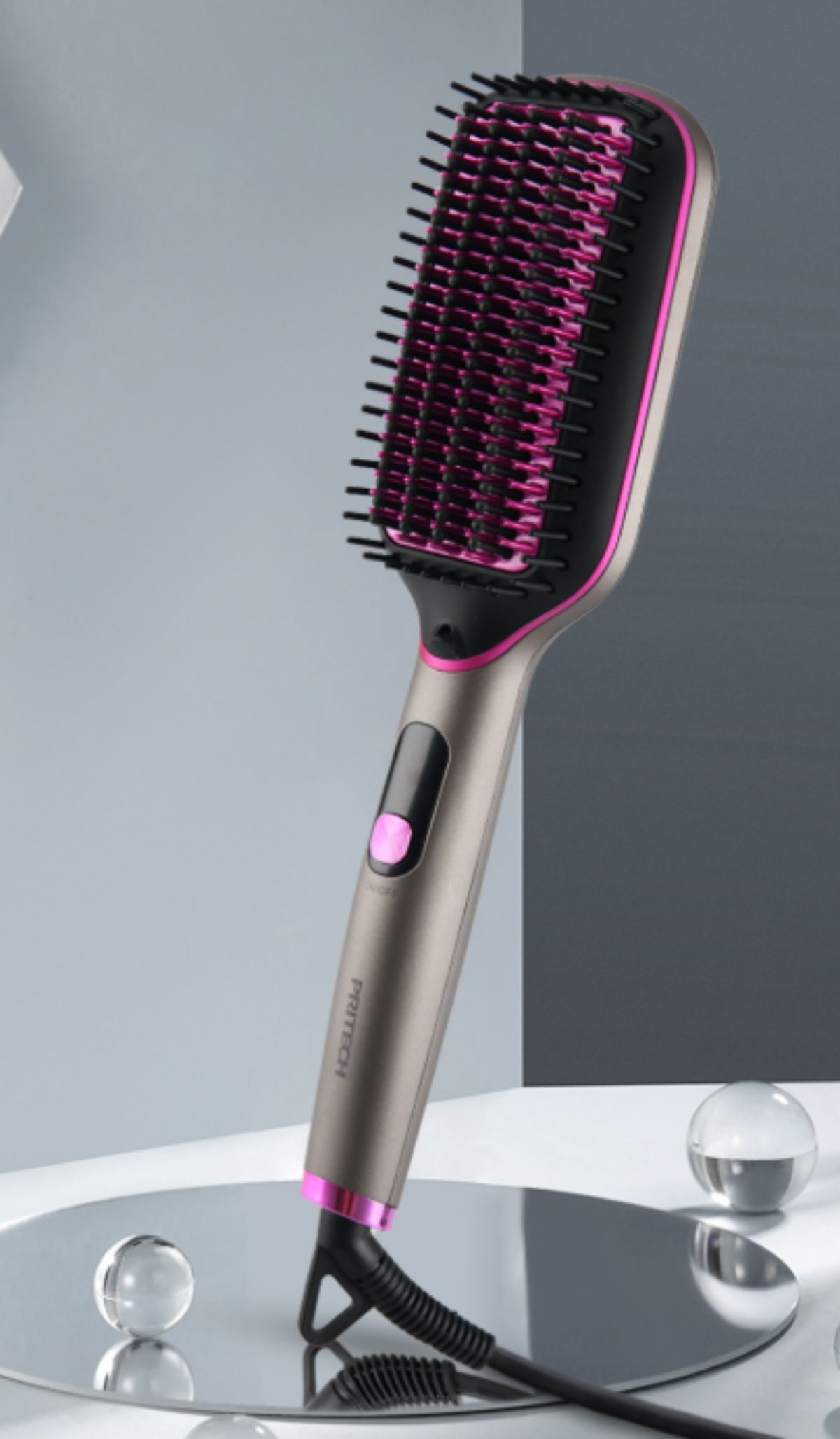 Eine rosa-schwarze Haarglättungsbürste mit schwarzem Kabel und Spiegelung auf heller Oberfläche.