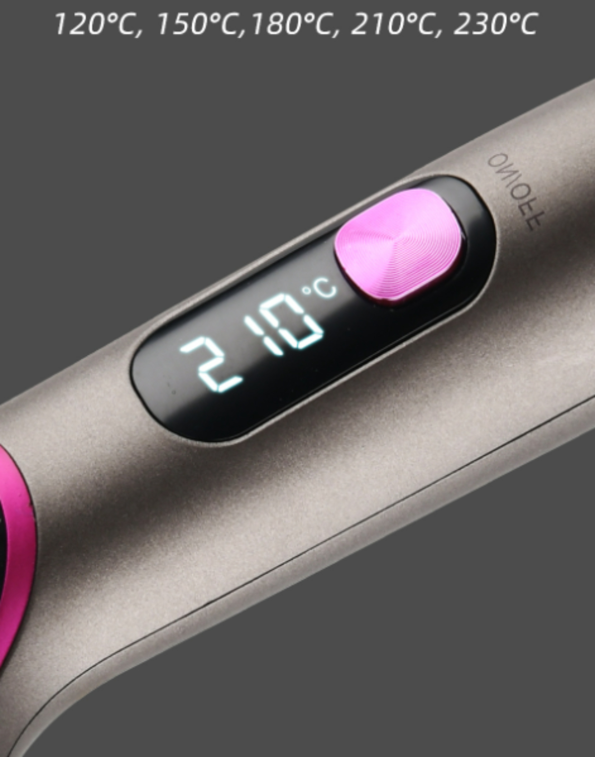 Nahaufnahme eines Lockenstabs mit Digitalanzeige, die 210°C und Temperatureinstellungen zeigt.