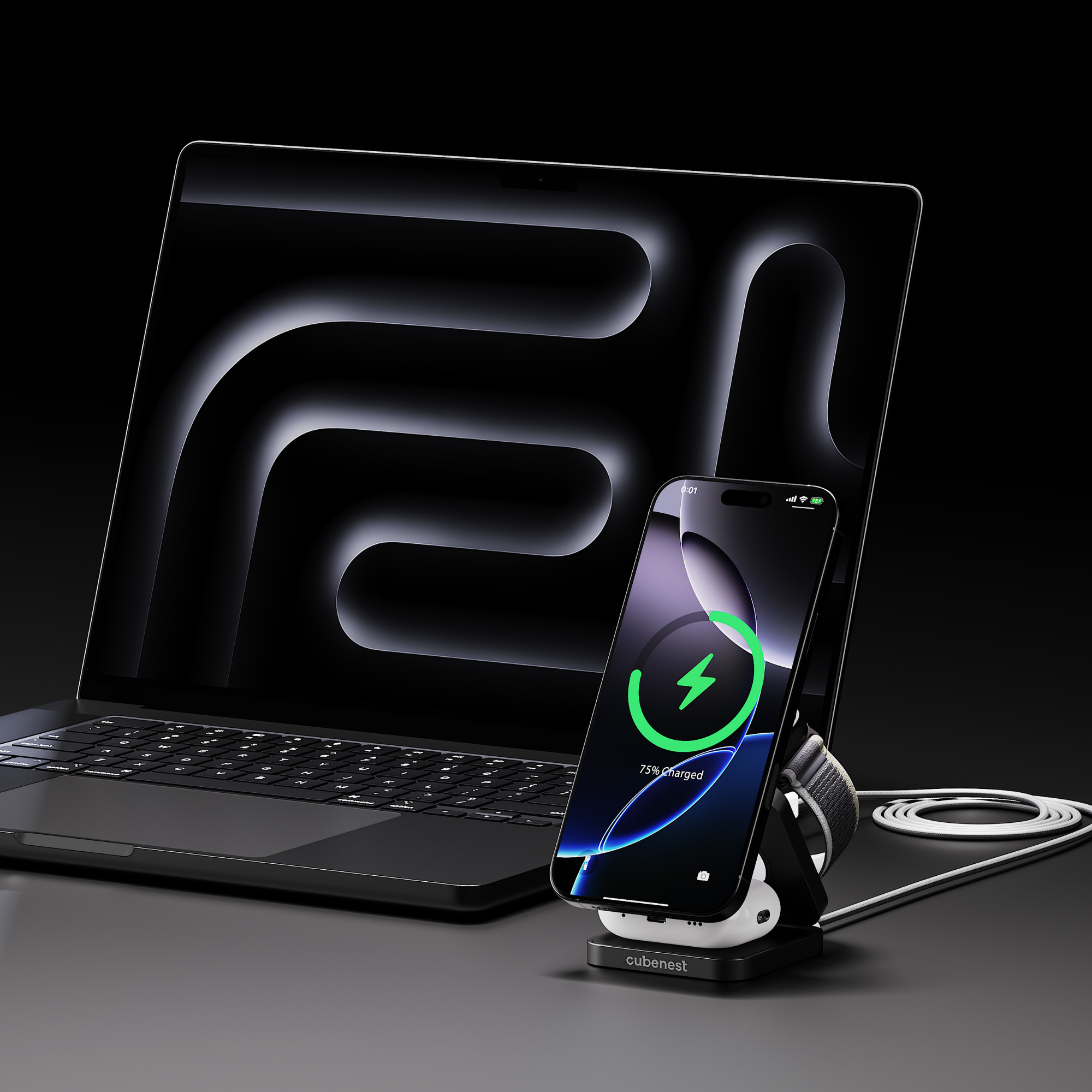 Ein Laptop und ein Telefon, das auf einem Ständer geladen wird. Das Telefon zeigt den Ladestatus.