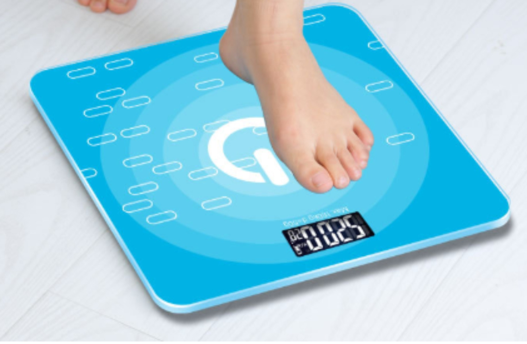Ein Fuß auf einer blauen Digitalwaage mit weißem Hintergrund und einem kreisförmigen Logo.