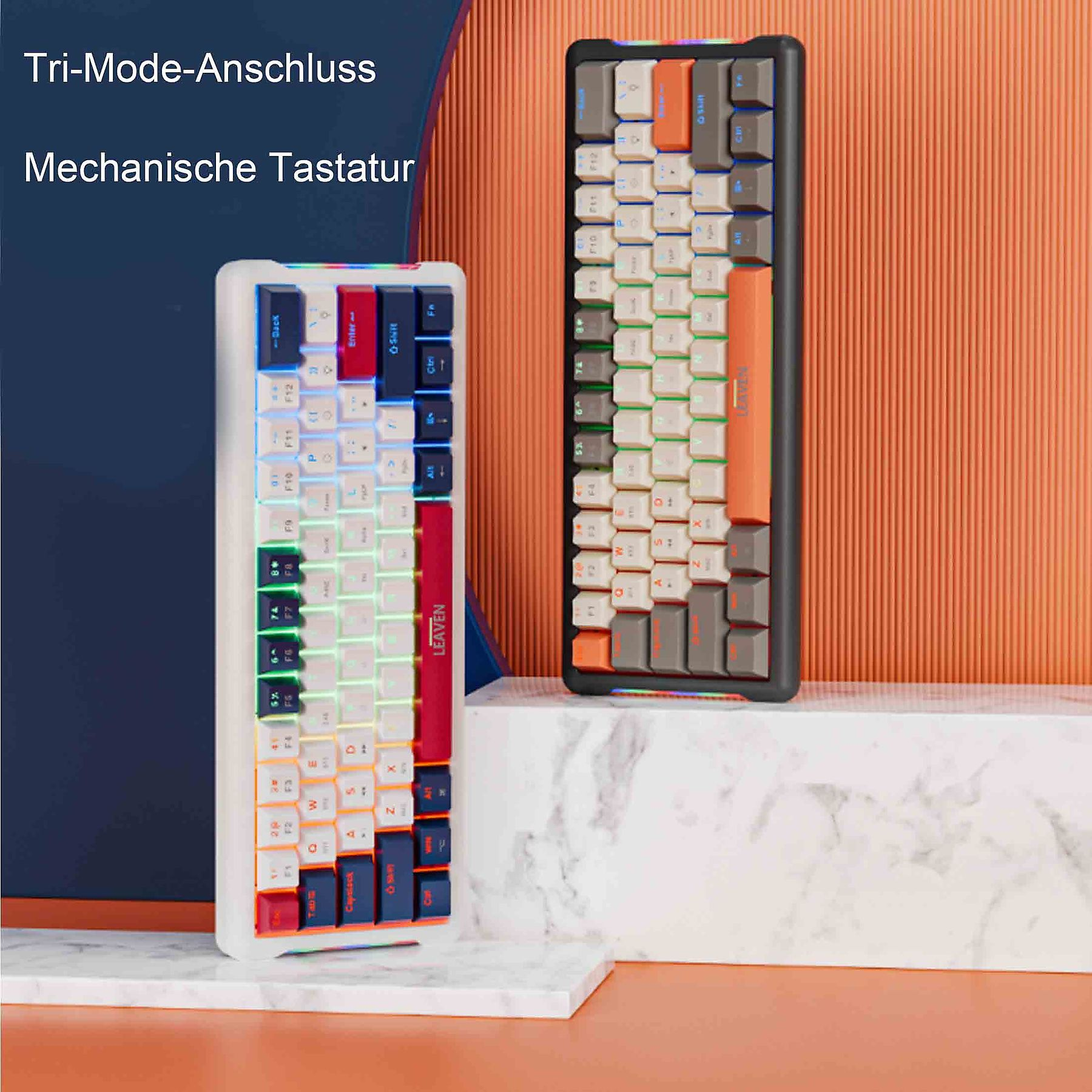 Zwei mechanische Tastaturen. Eine weiße mit roten Akzenten, die andere schwarze mit orangefarbenen Akzenten.