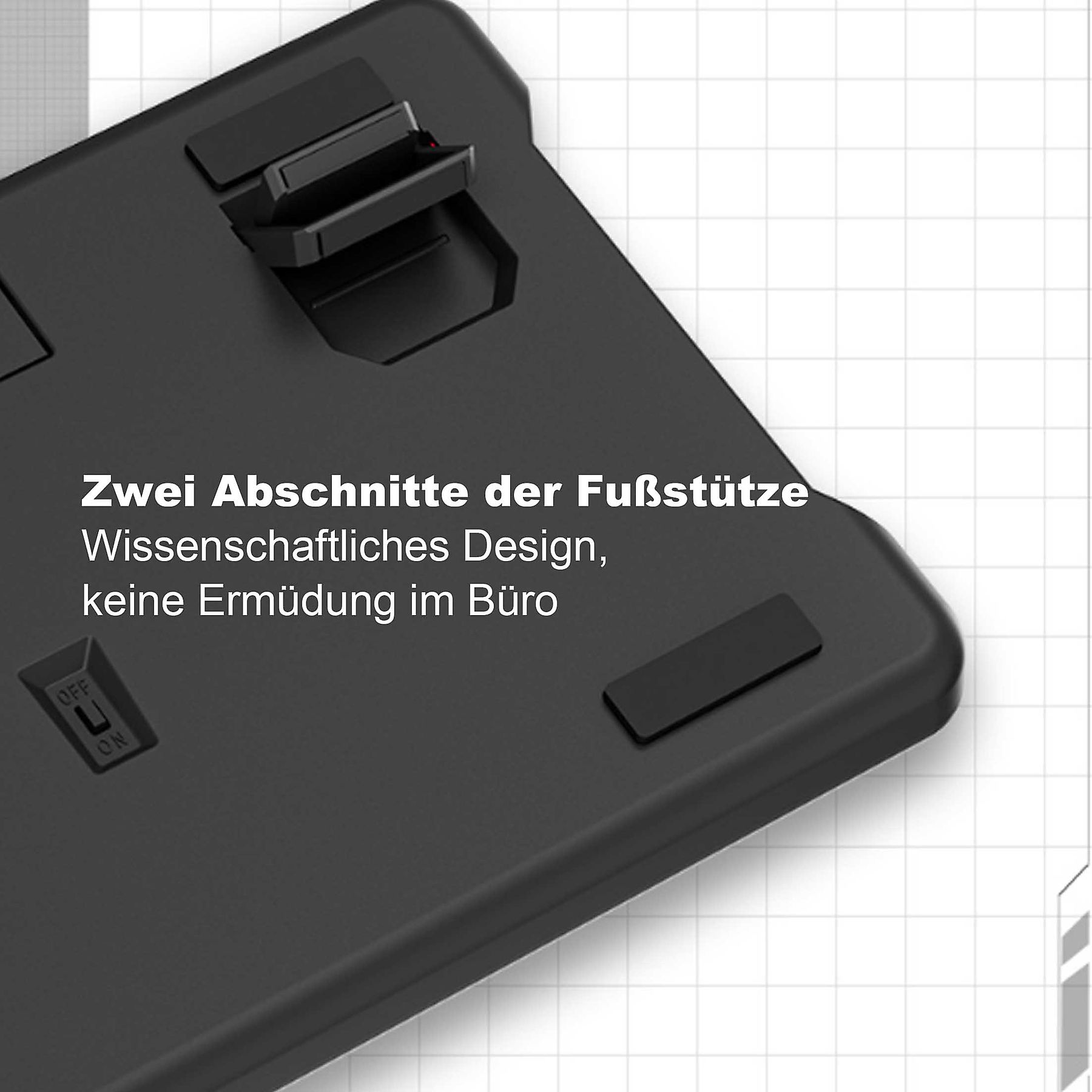 Nahaufnahme der Unterseite einer schwarzen Tastatur mit zwei Fußstützenabschnitten. Weißer Hintergrund.