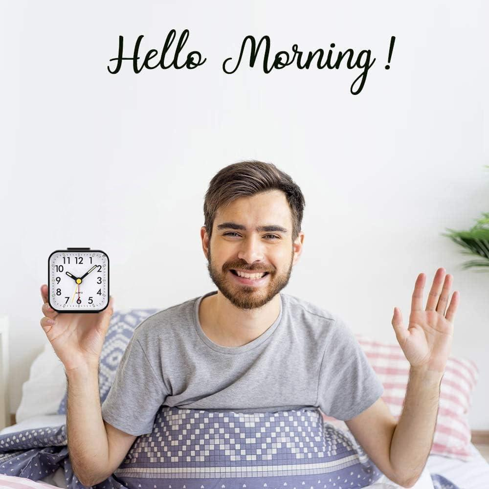 Lächelnder Mann hält eine Uhr mit dem Text 'Guten Morgen!'
