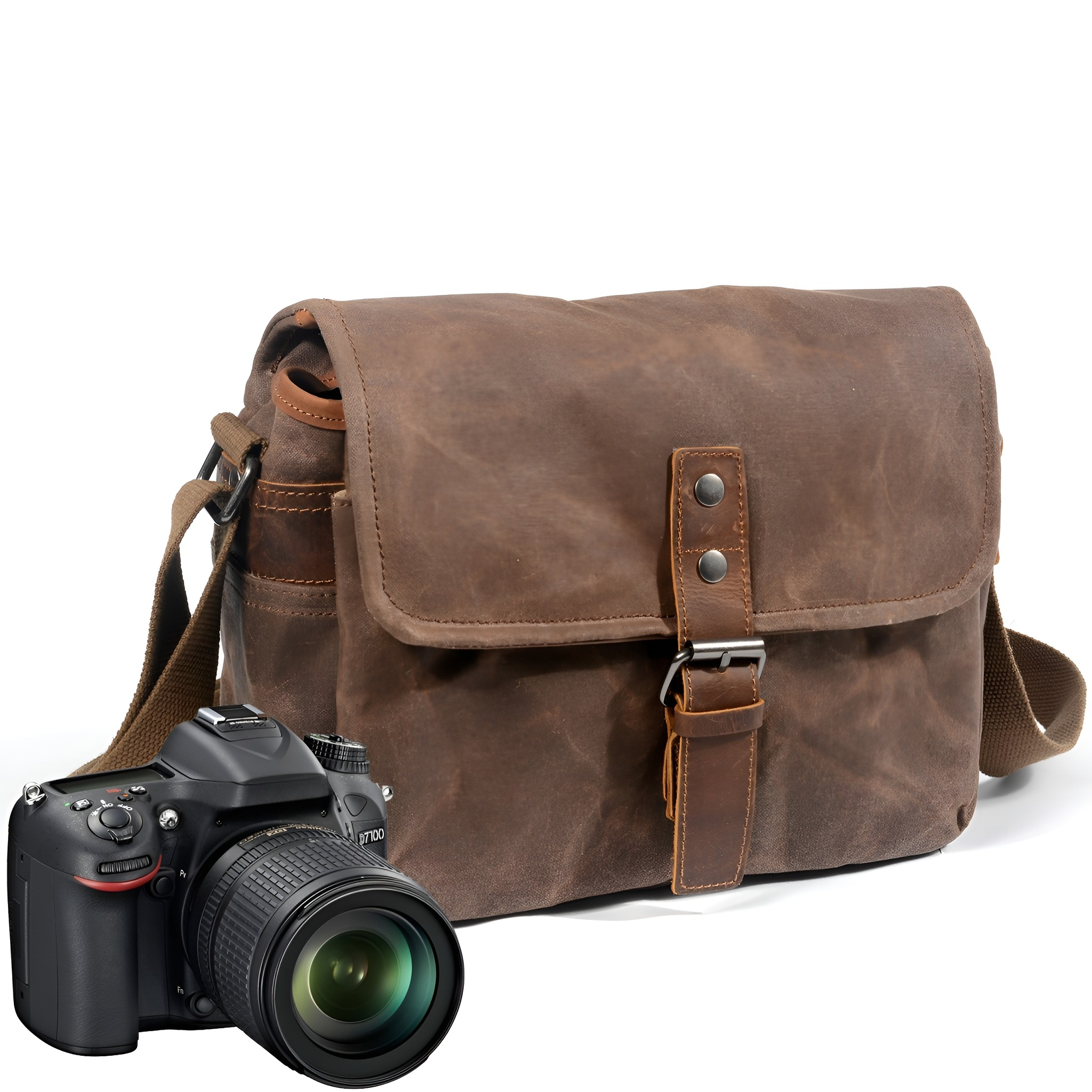 Braune Ledertasche für Kamera mit schwarzer Kamera, beide vor weißem Hintergrund isoliert.