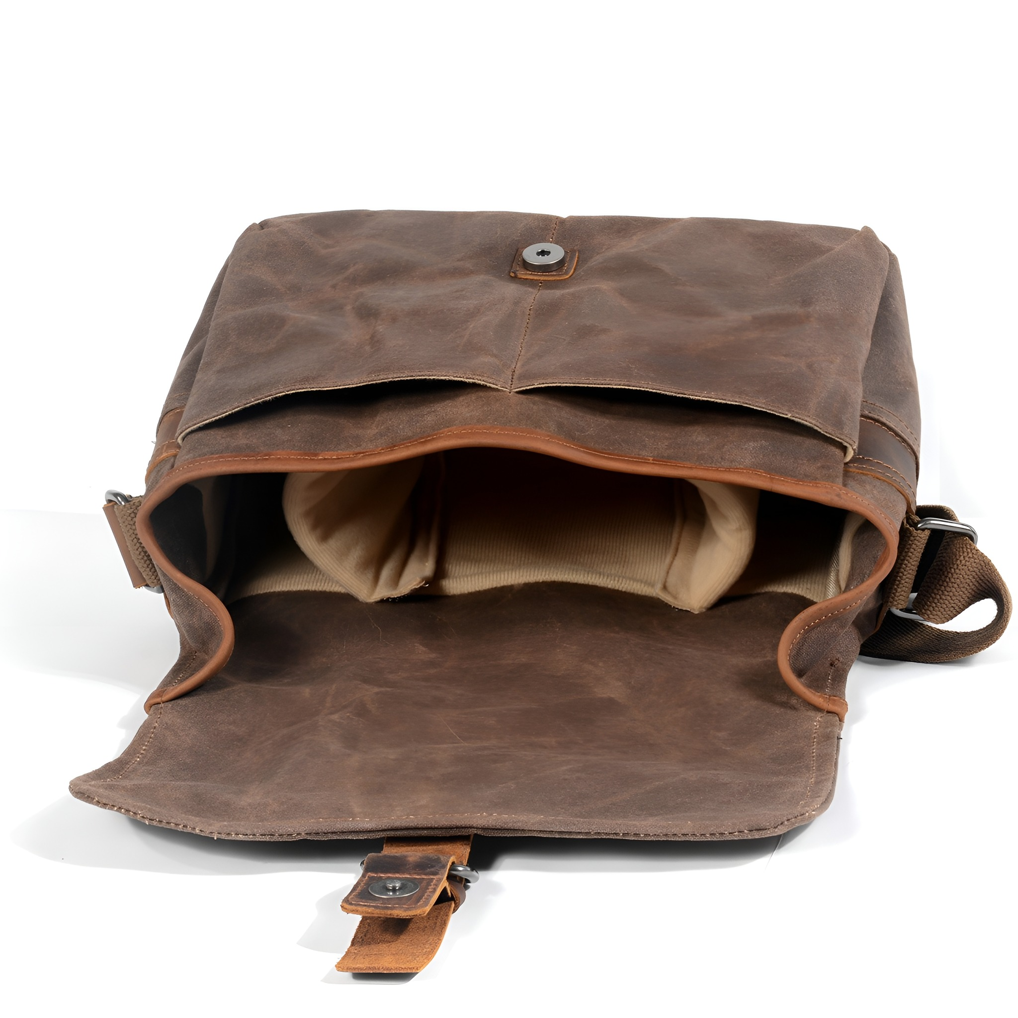 Geöffnete braune Leder-Kameratasche, Draufsicht. Innenraum sichtbar, mit Fächern und hellem Futter.