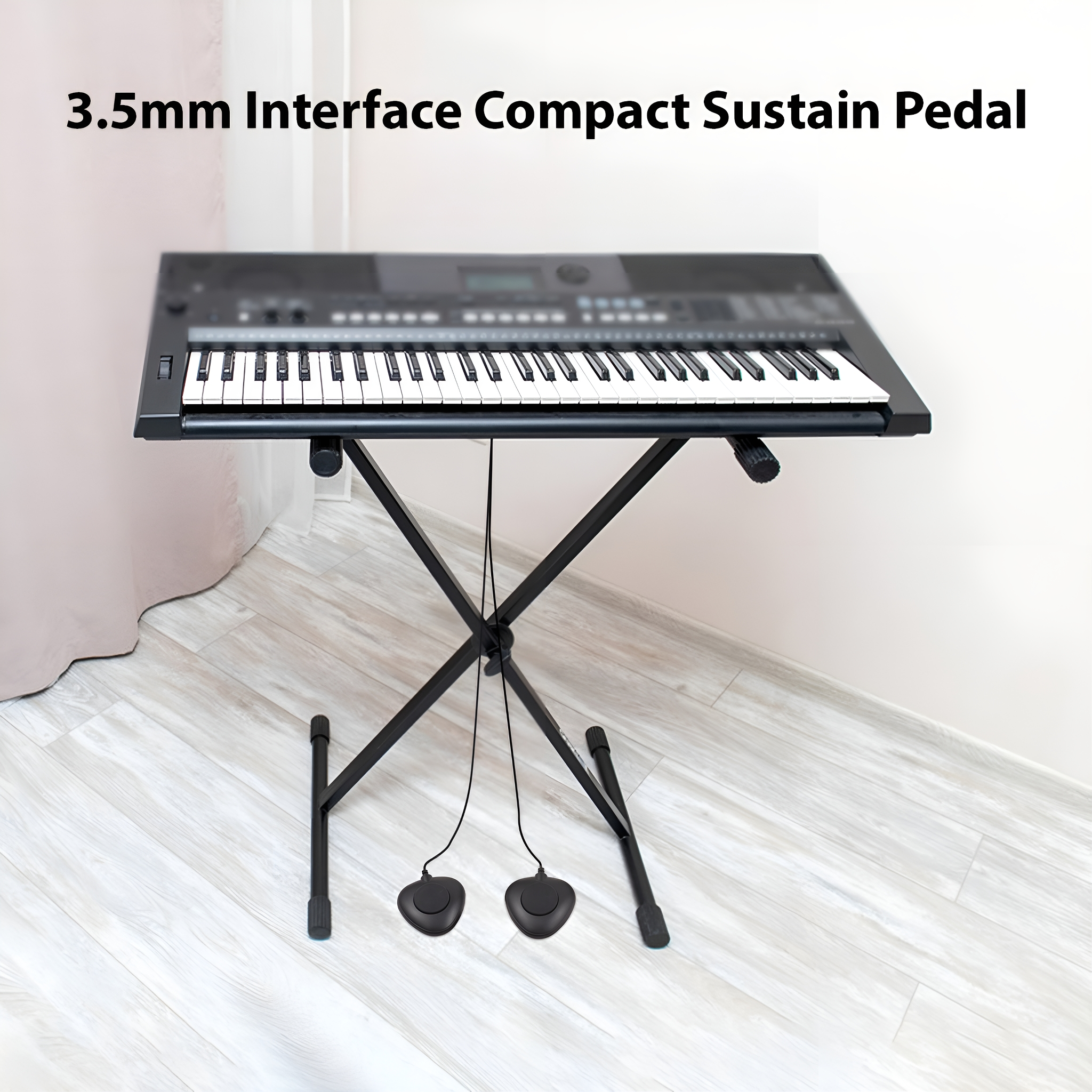 Eine Tastatur mit Ständer und Sustain-Pedalen. Es steht auf einem Holzboden. Der Hintergrund ist eine weiße Wand.