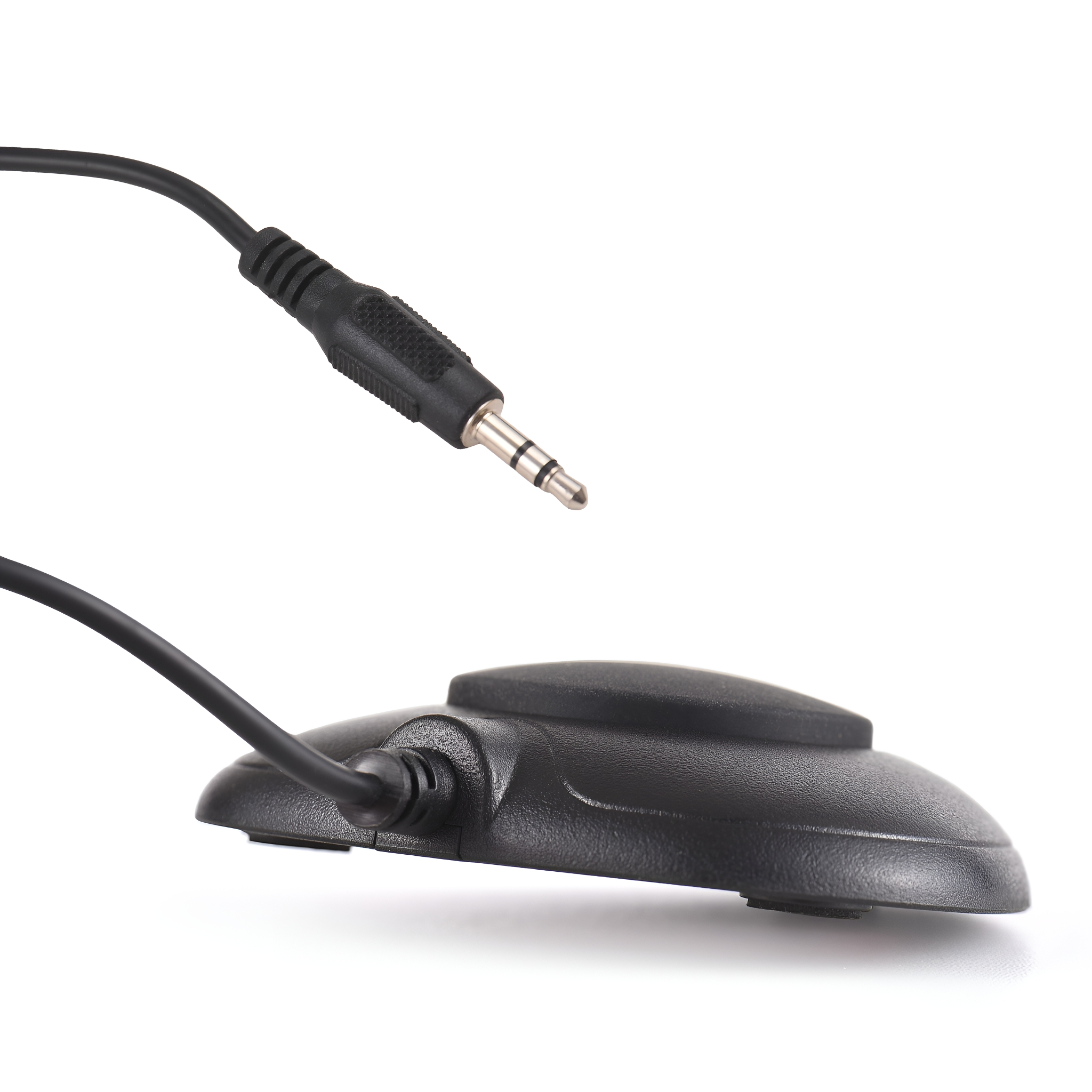 Schwarzes Fußpedal, verbunden mit einem Kabel mit 3,5-mm-Klinke.