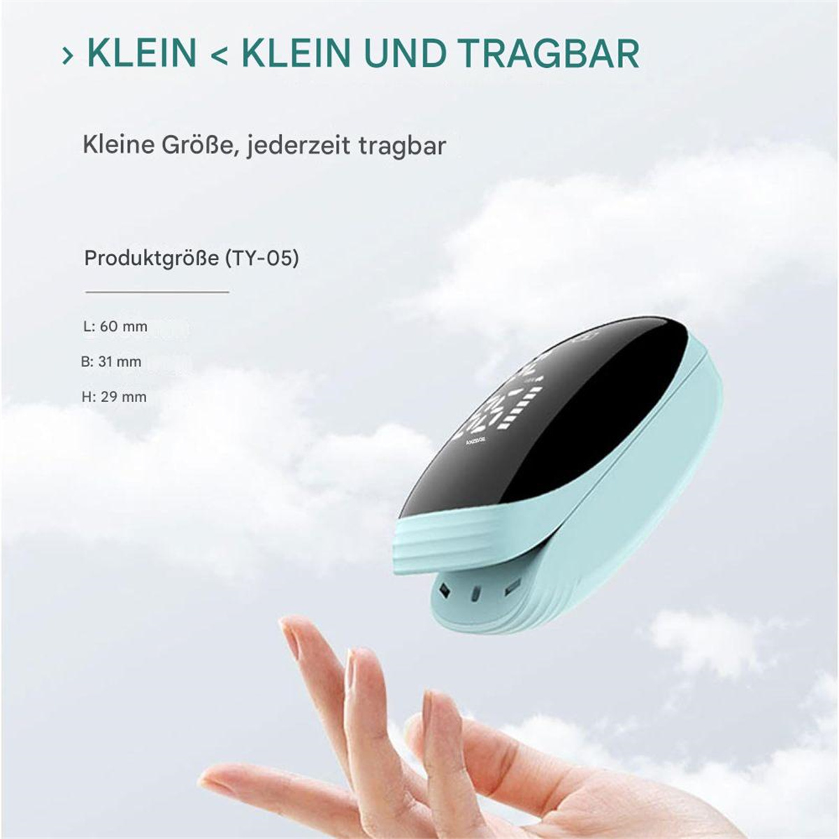 Eine Hand, die ein kleines, türkisfarbenes Gerät mit Abmessungen hält, vor einem Himmel schwebend.