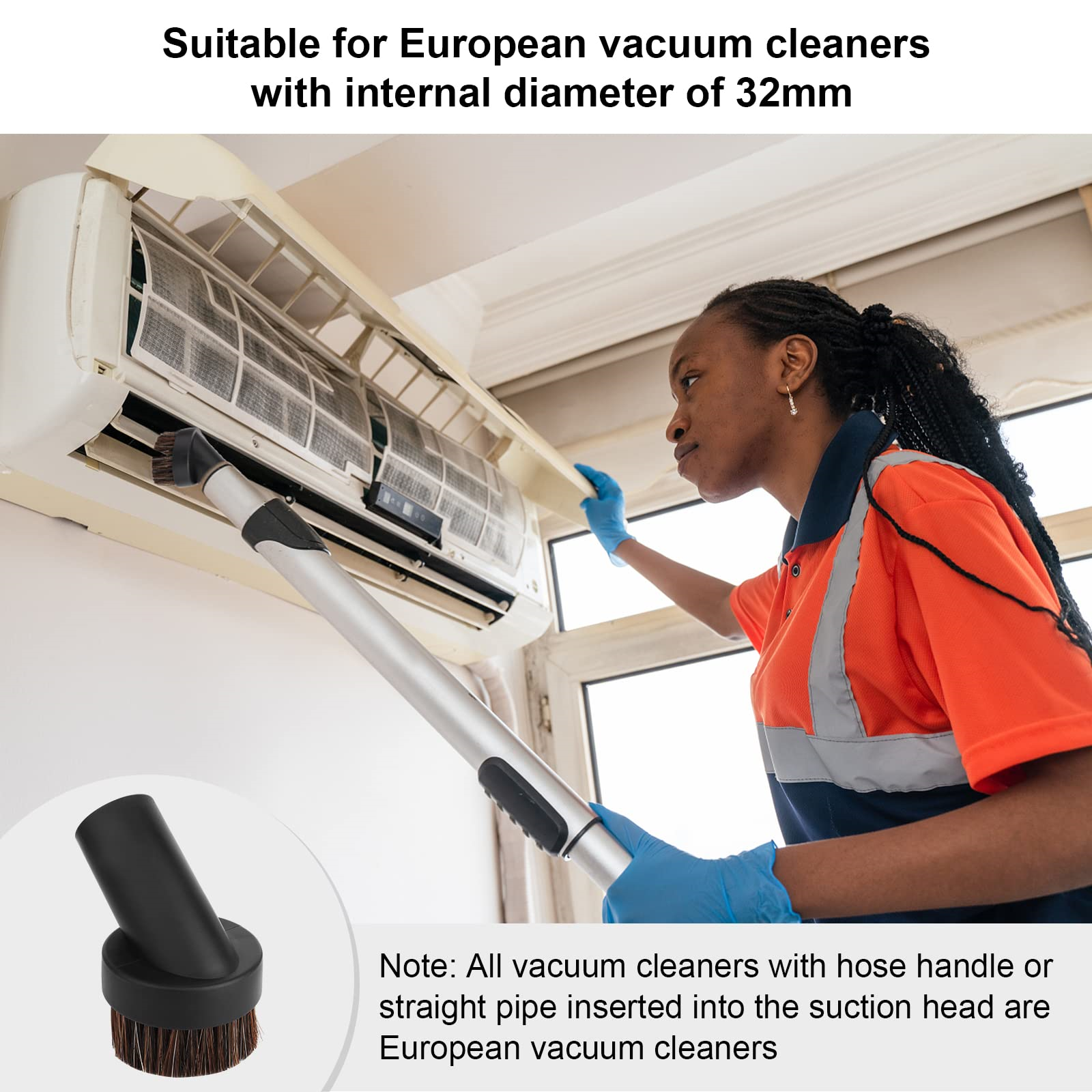 Eine Frau reinigt eine Klimaanlage mit einem Staubsaugeraufsatz. Text: Geeignet für europäische Staubsauger.