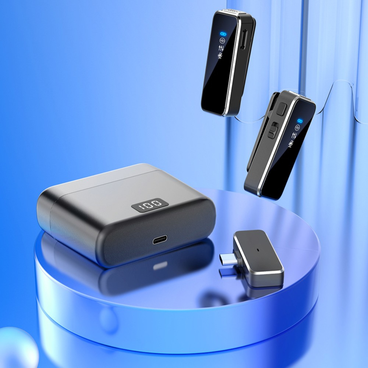 Ein Ladeetui mit drei drahtlosen Mikrofonen und einem USB-C-Adapter auf einer blauen Oberfläche.