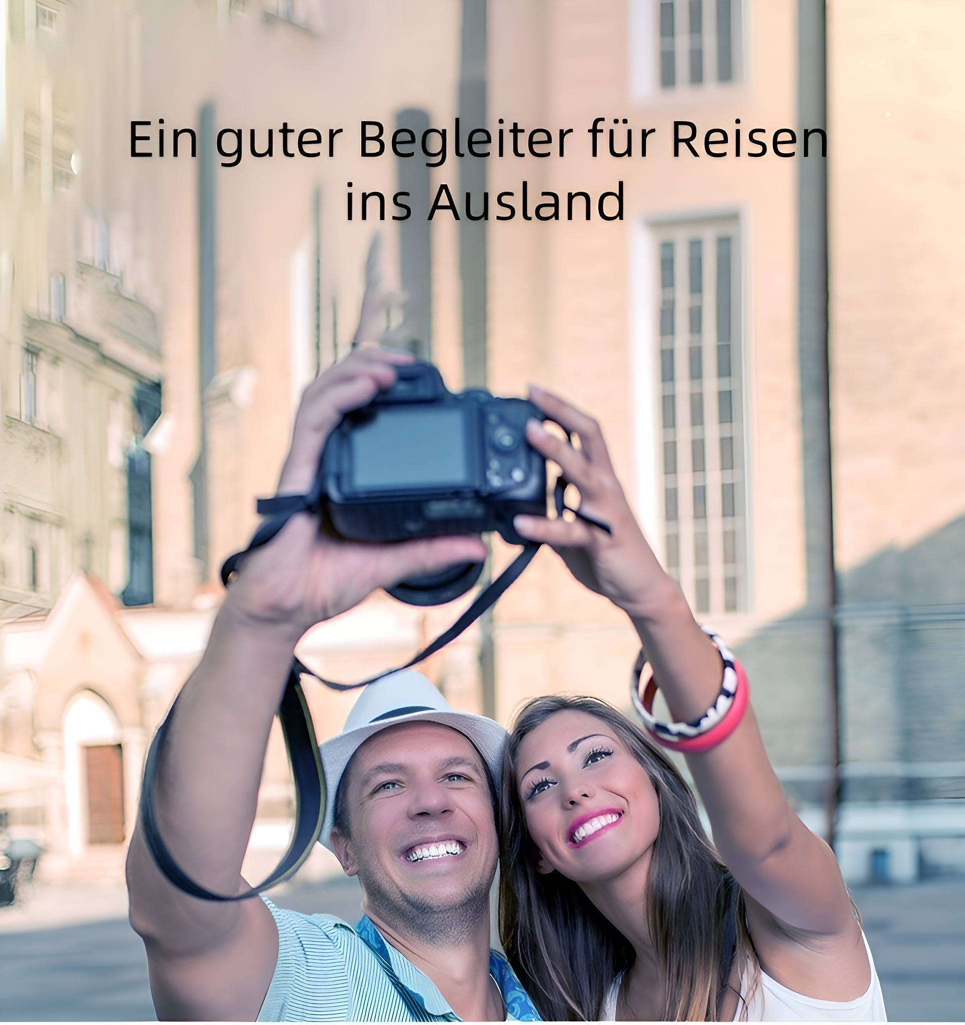 Ein Paar macht ein Selfie mit einer Kamera vor verschwommenem Gebäudehintergrund.