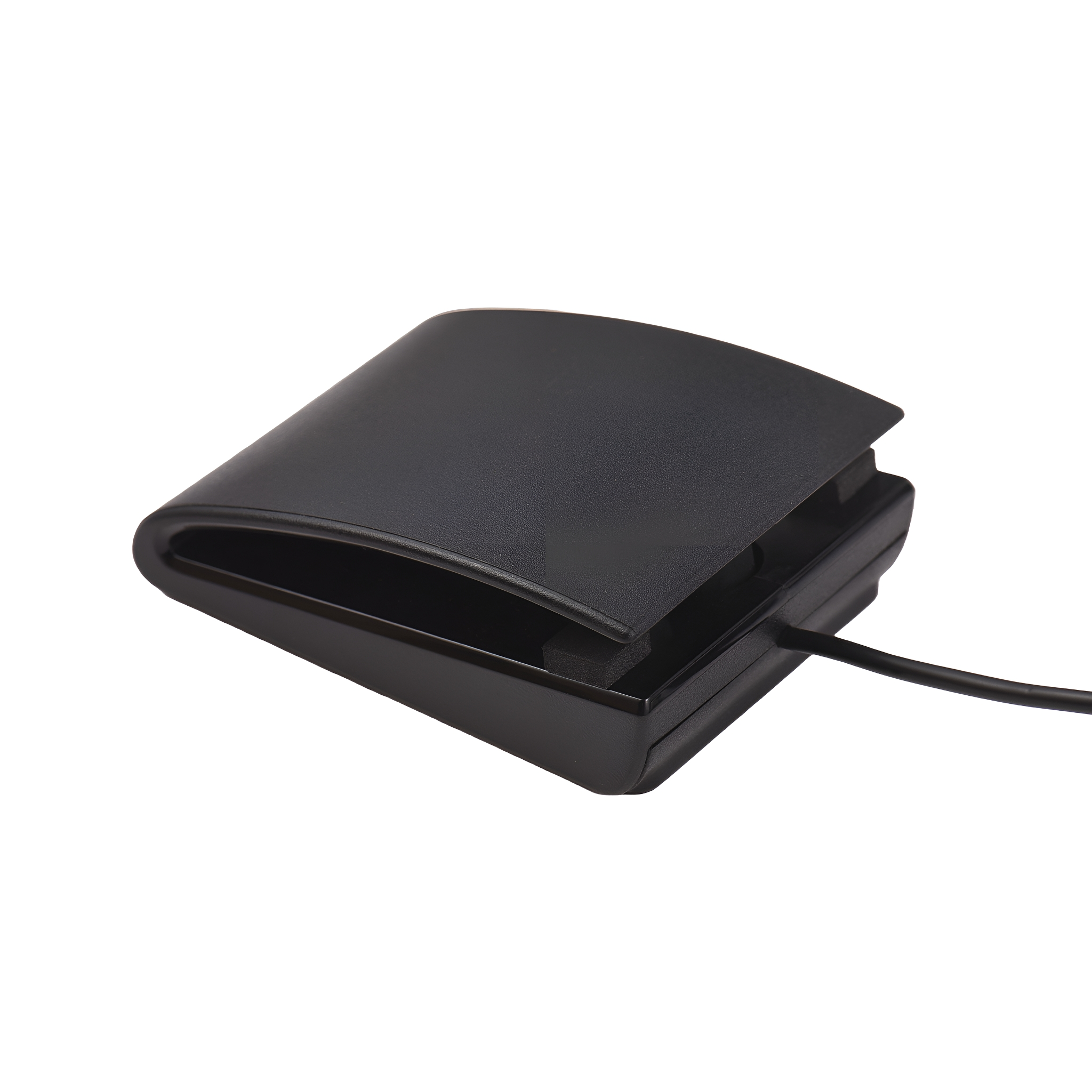 Eine schwarze, geschlossene Box mit einem daran befestigten Kabel. Isoliert auf weißem Hintergrund.