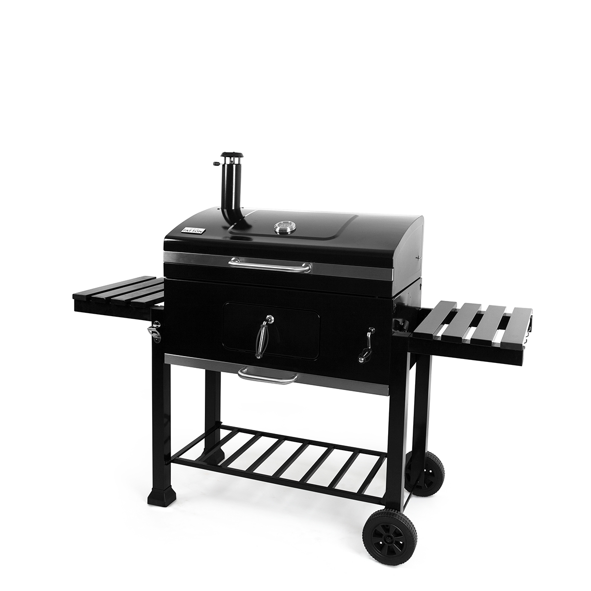 Zwarte buitengrill met twee bijzettafels, een rookstapel en wielen, op een witte achtergrond.