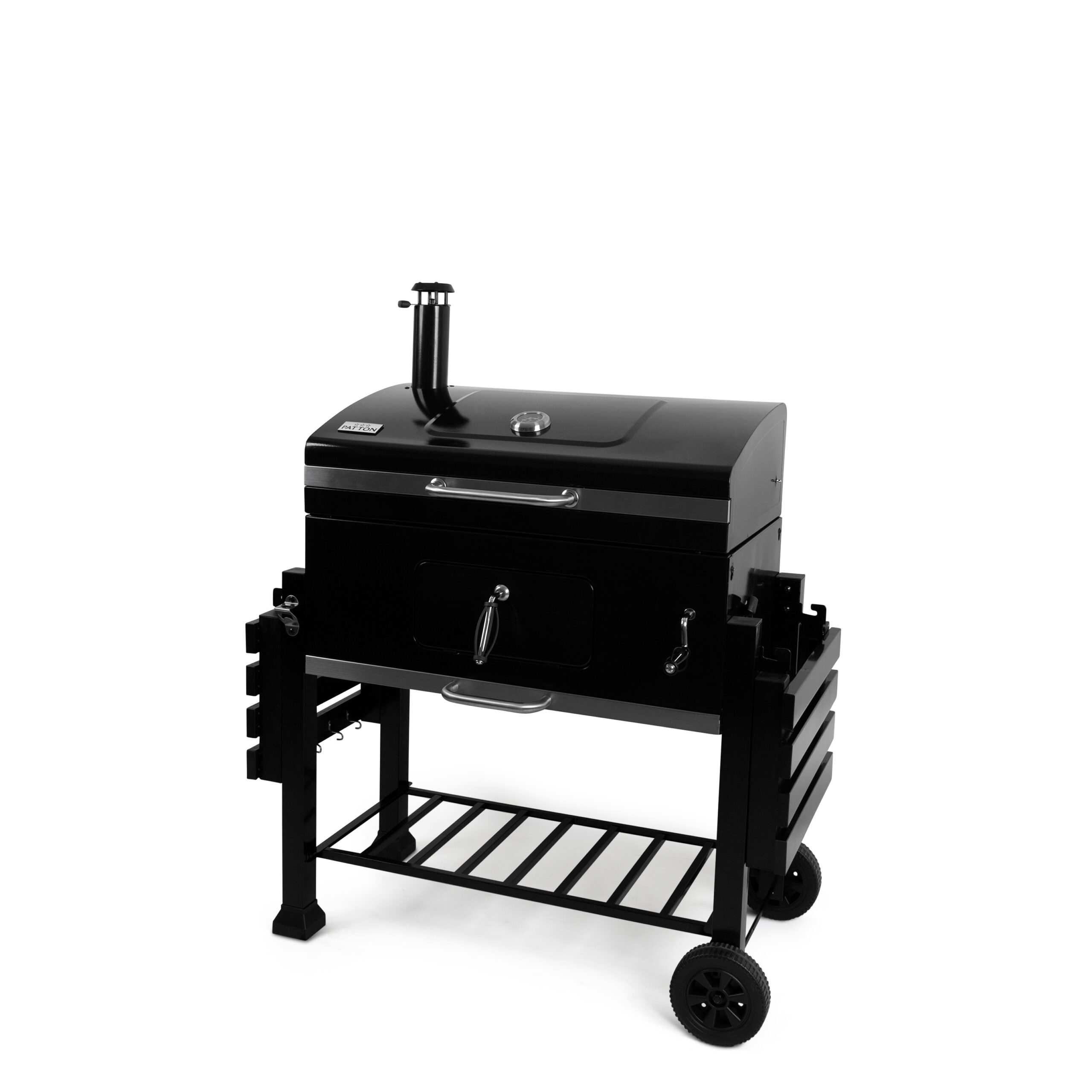 Zwarte buitengrill op wielen, geïsoleerd op witte achtergrond.