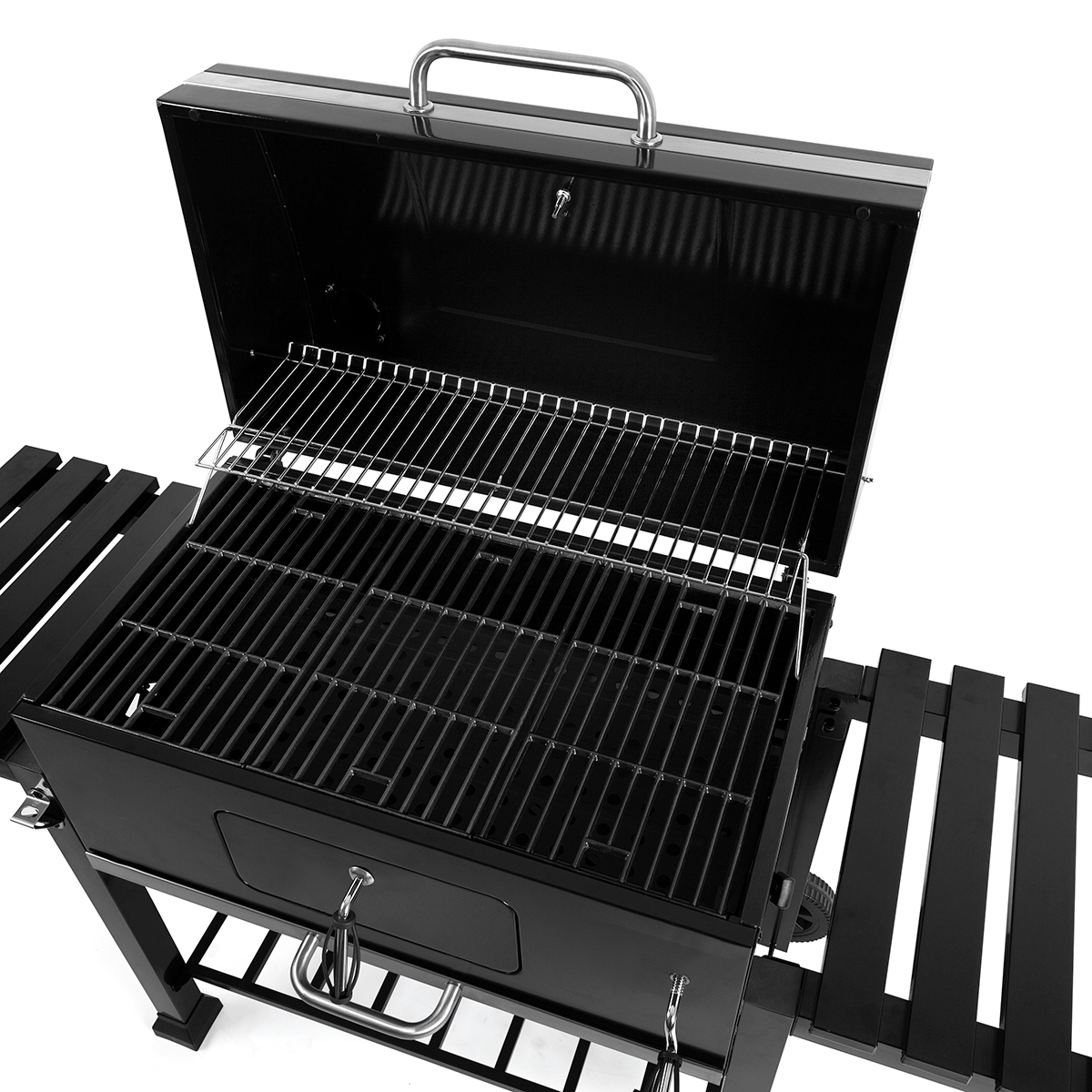 Zwarte barbecue met open deksel en bijzettafels.