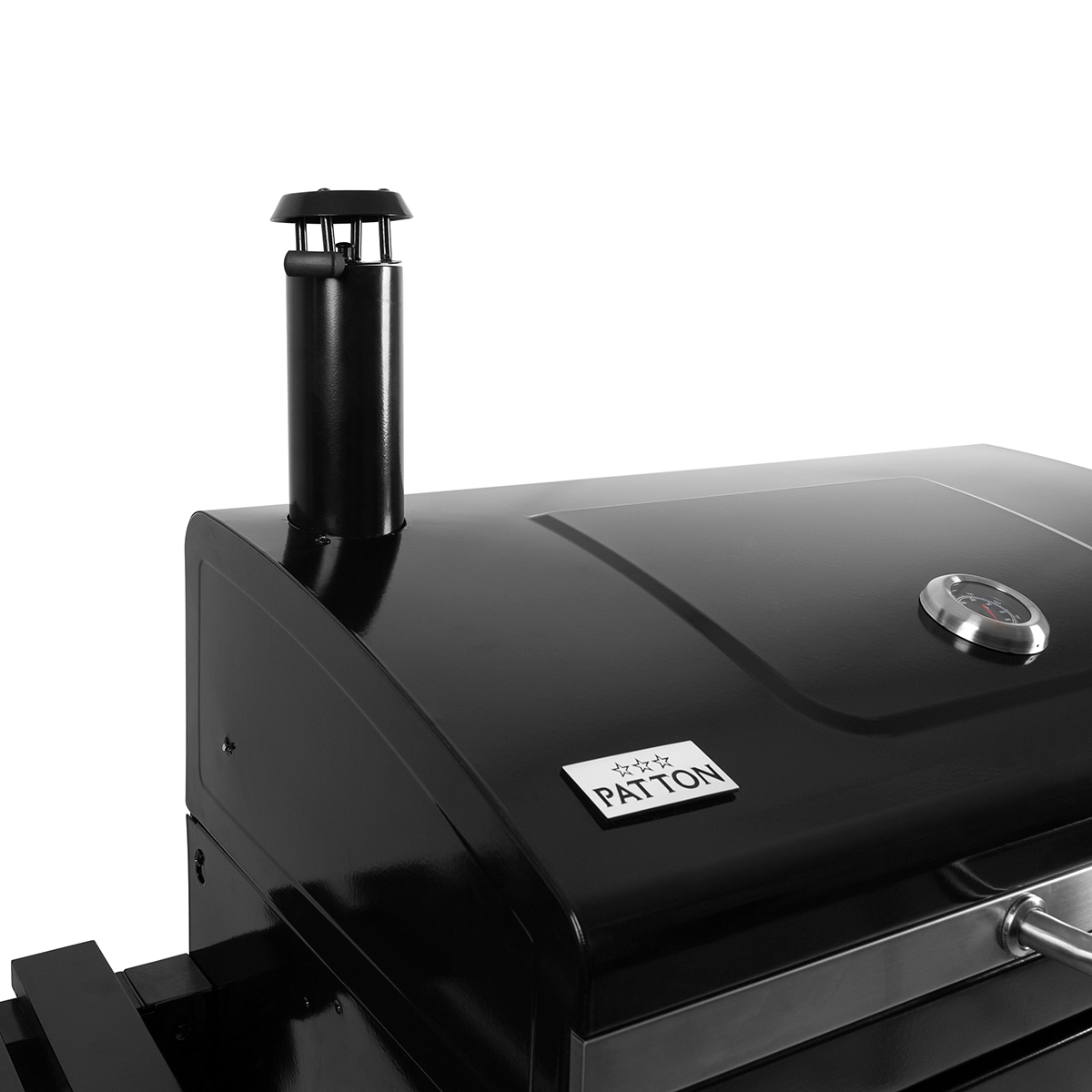 Zwarte grill met schoorsteen, thermometer en het merk PATTON.