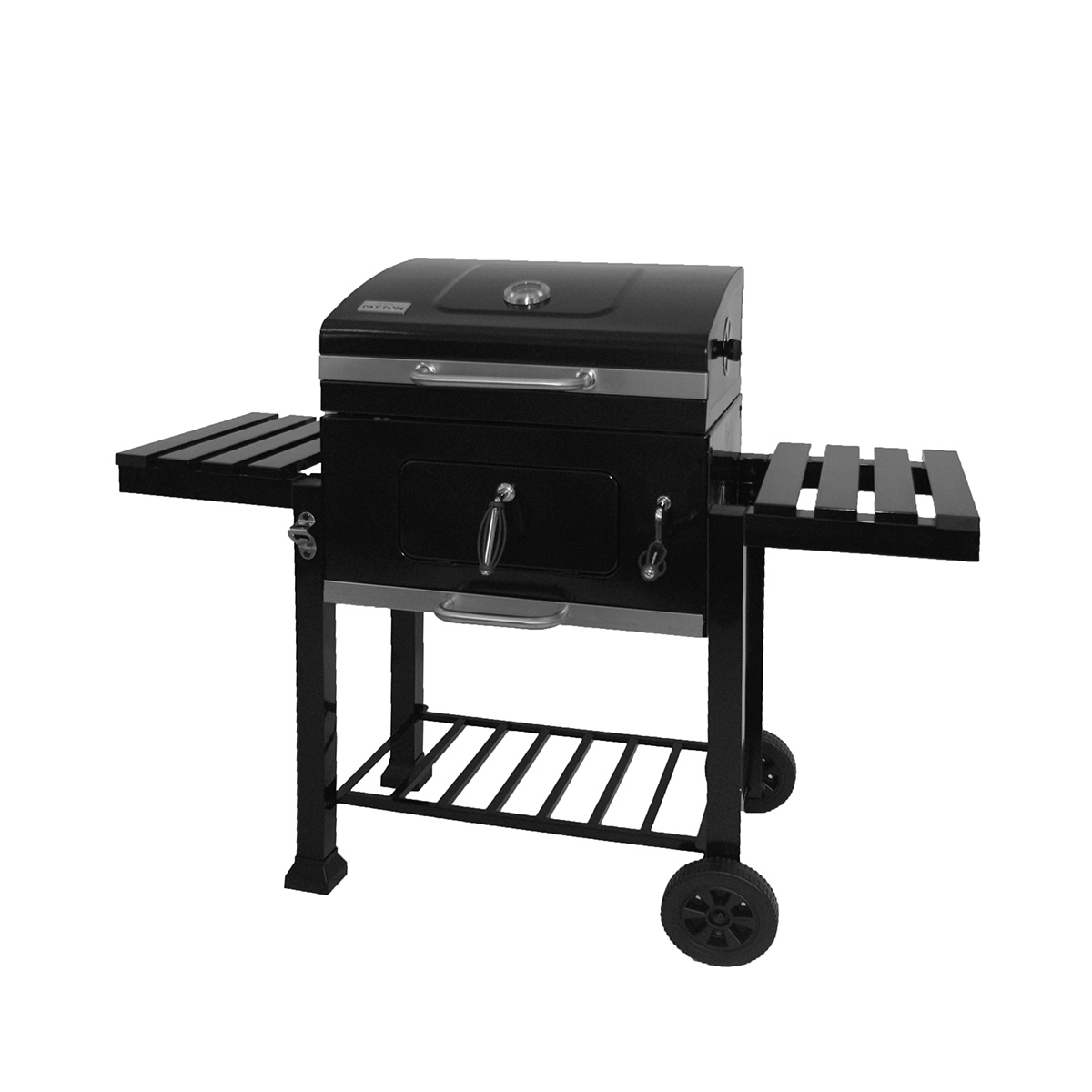 Ein schwarzer Grill mit zwei Seitentischen, einem unteren Regal und Rädern, vor weißem Hintergrund.