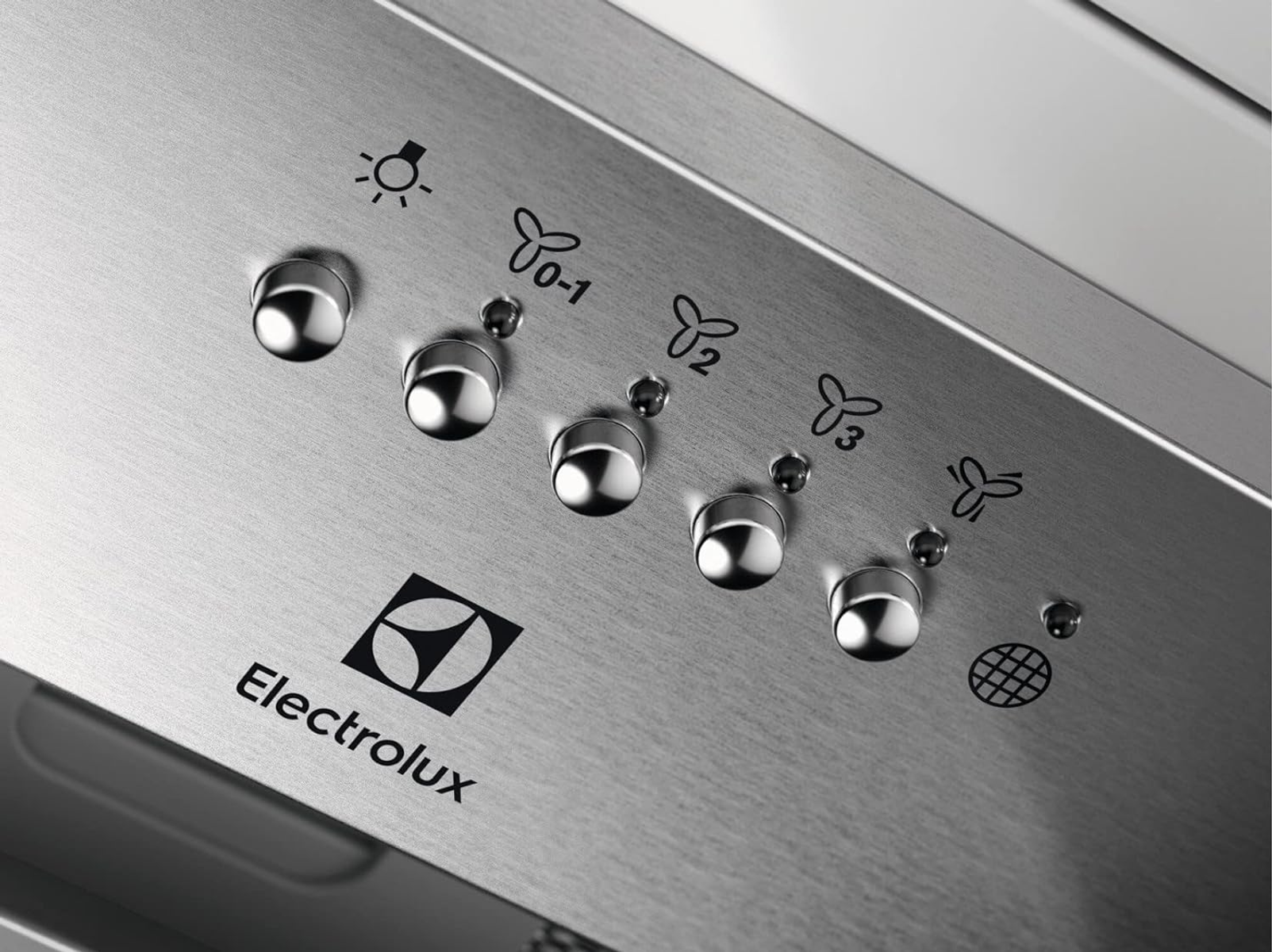 Panel de control de campana extractora Electrolux de acero inoxidable. Botones para luz y velocidades del ventilador. Iconos y etiquetas de texto presentes.