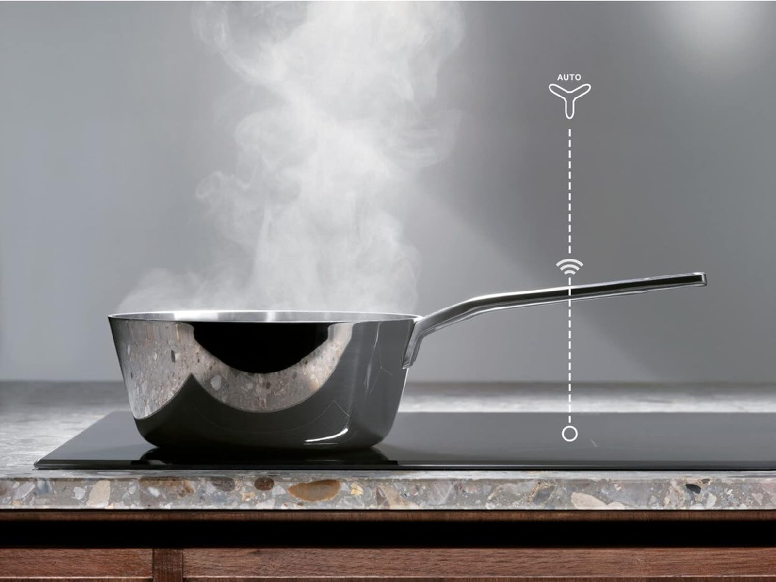 Una cacerola de acero inoxidable en una placa de cocina negra, sale vapor. Icono 'AUTO' y símbolo Wi-Fi.