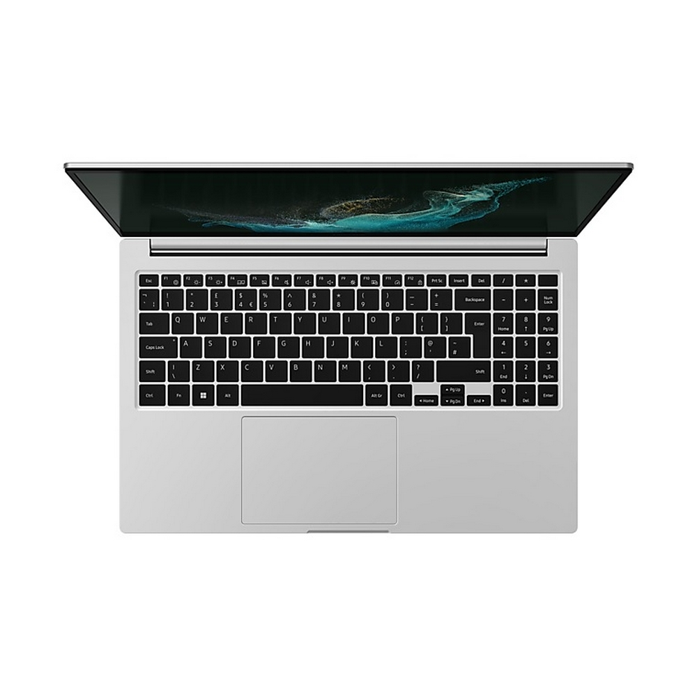Laptop argento su sfondo bianco, aperto. Tastiera visibile con touchpad sotto. Schermo con immagine astratta scura.