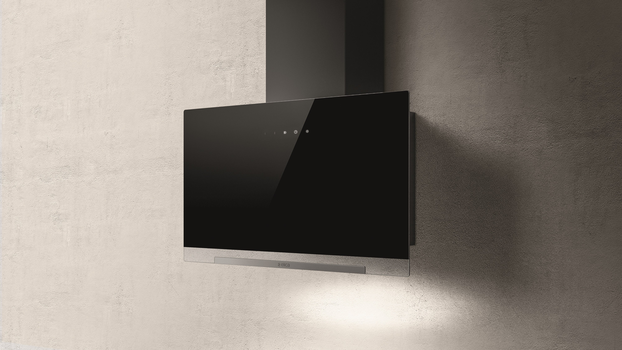 Campana extractora negra en una pared texturizada. La campana tiene un panel de vidrio negro y ribetes plateados.