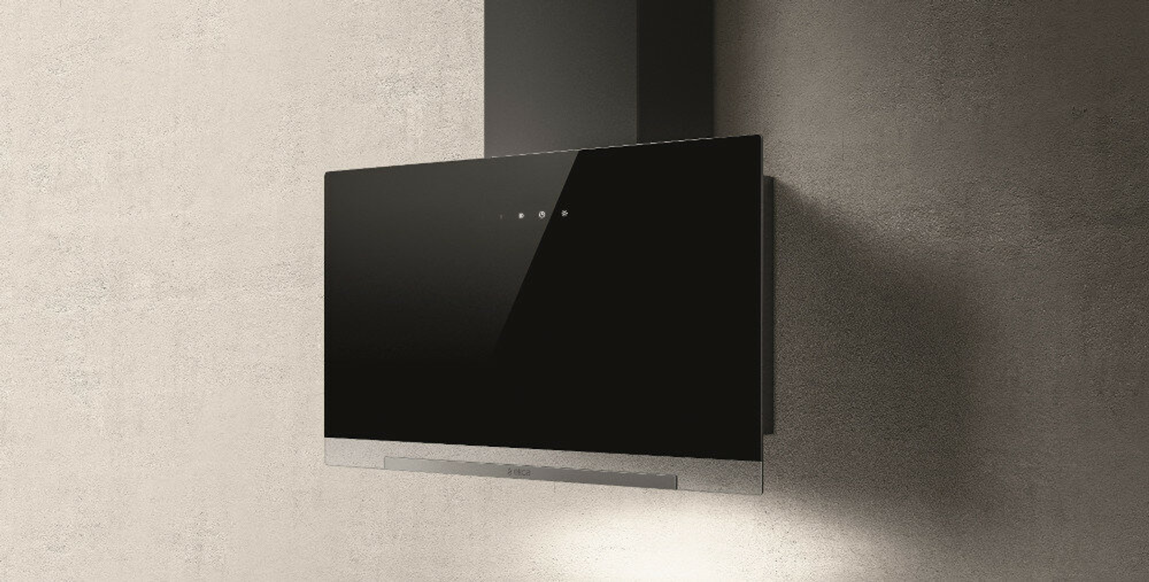 Una moderna campana de cocina negra montada en una pared clara. Tiene forma rectangular y una base de acero inoxidable.