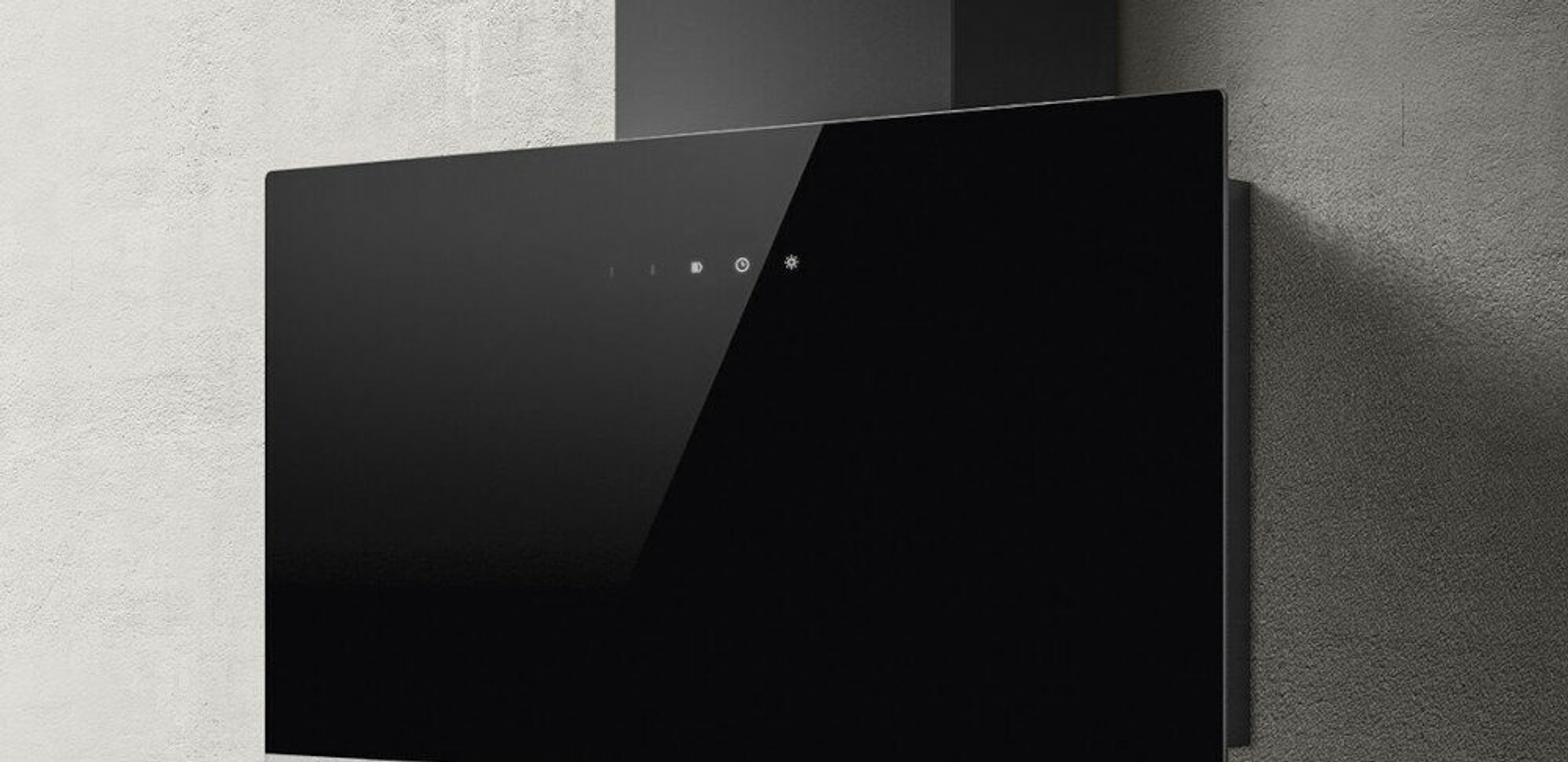 Una moderna campana extractora negra contra una pared texturizada. Tiene frontal brillante, botones y luz.