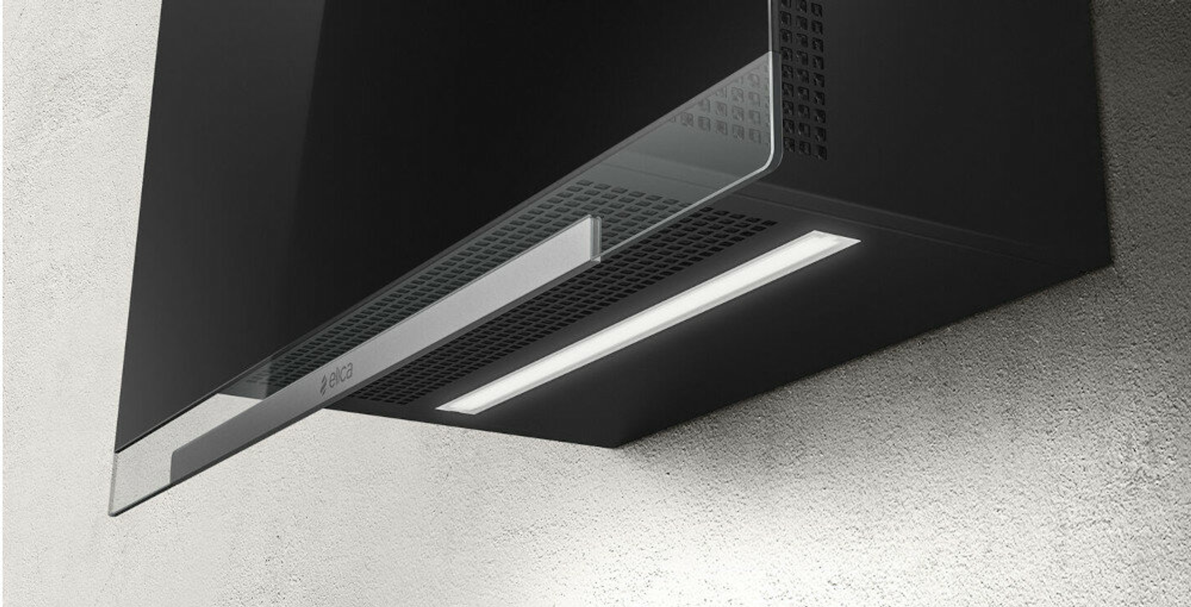 Una campana extractora negra moderna con frente de vidrio y luz LED. La campana está montada en una pared blanca texturizada.
