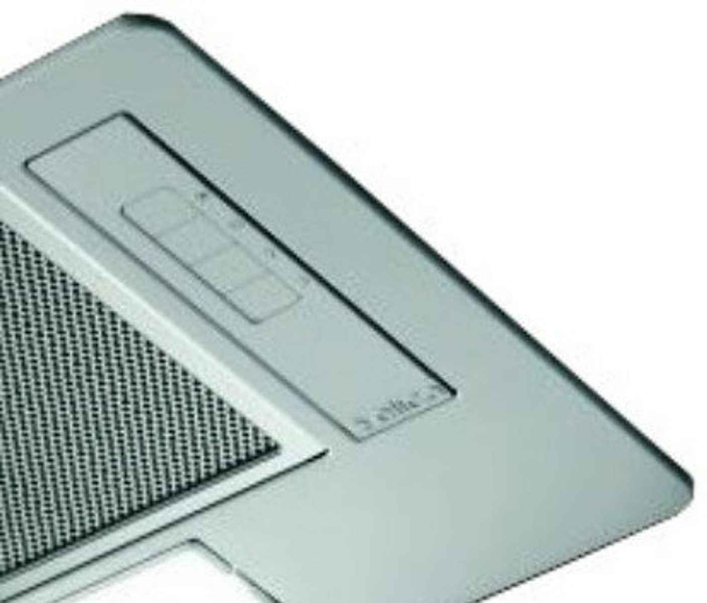 Primo piano di una cappa argentata. Ha uno sfiato con motivo a griglia e pulsanti di controllo. Lo sfondo è bianco.