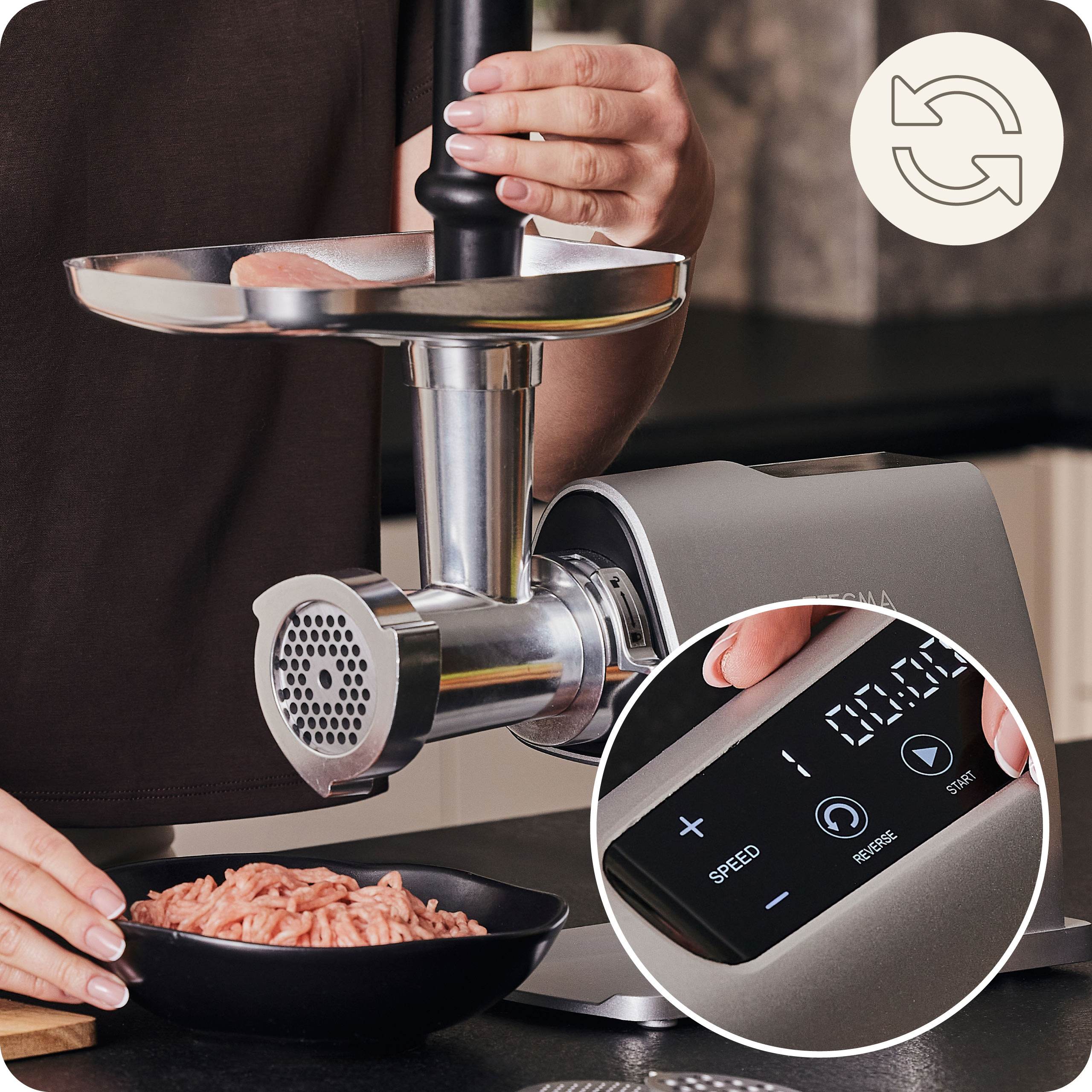 Osoba używająca maszynki do mielenia mięsa z miską mielonego mięsa z przodu.