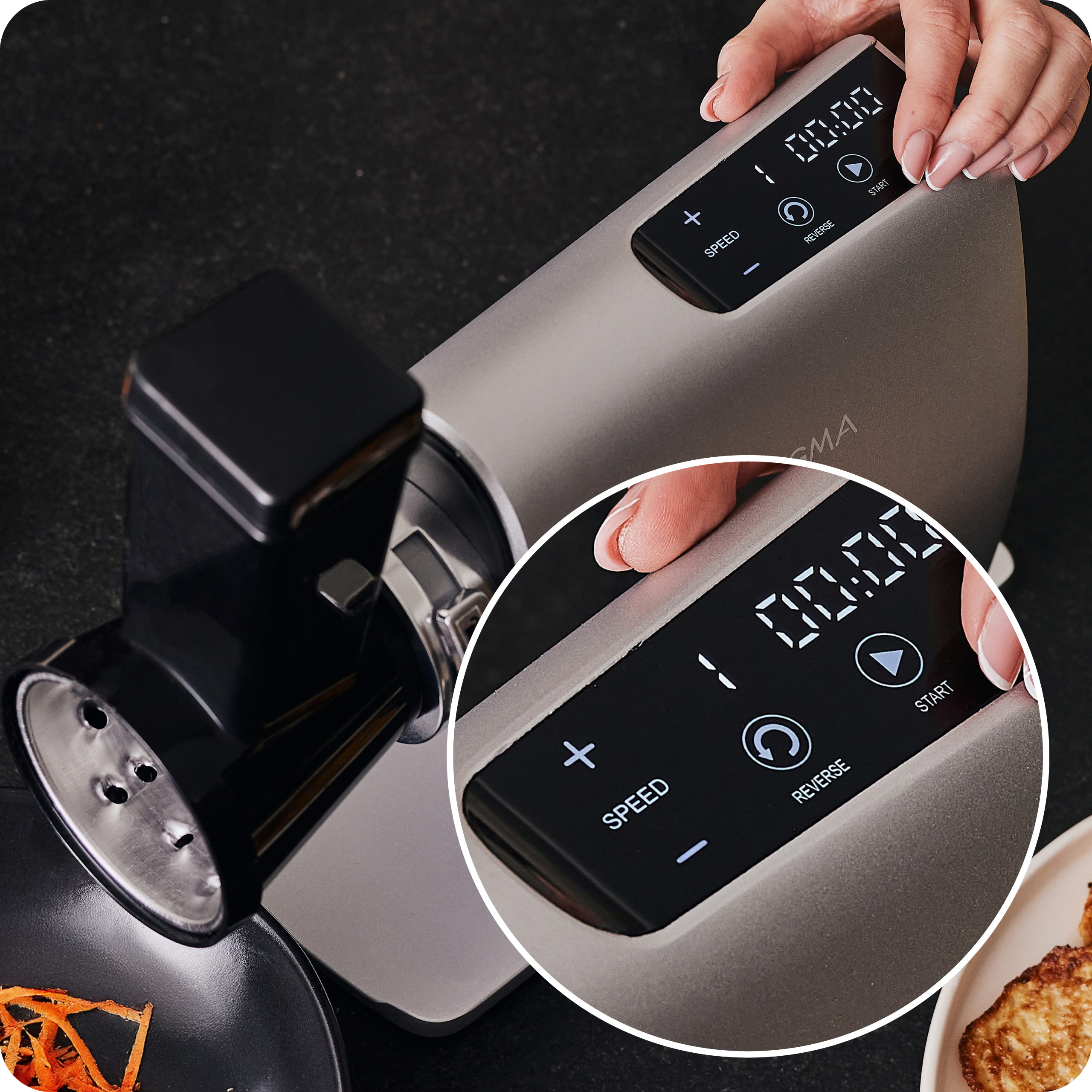 Osoba używająca maszynki do mielenia mięsa, z bliska panelu sterowania.