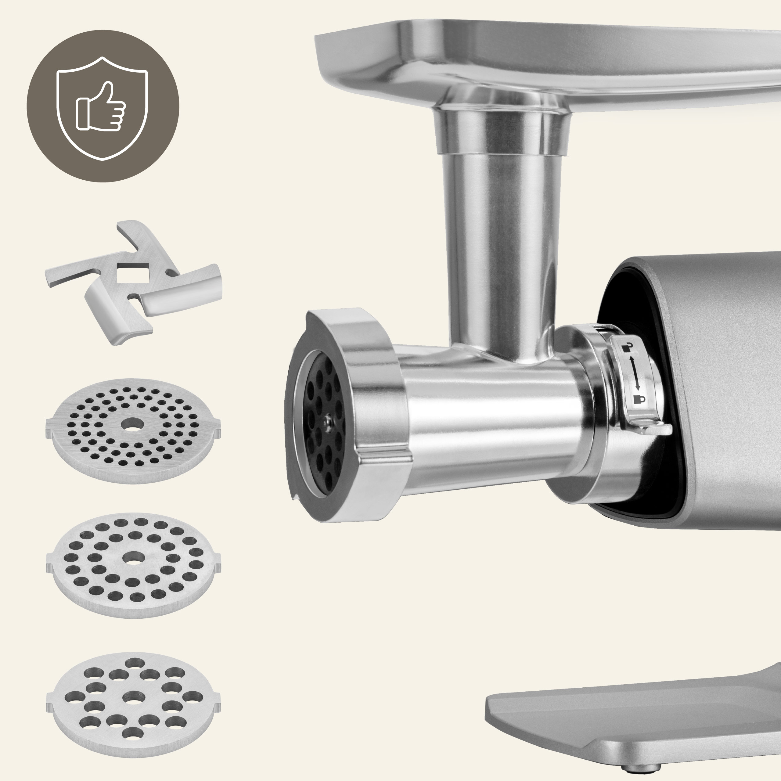 Zbliżenie maszynki do mięsa z różnymi płytami tnącymi i srebrnym ostrzem.