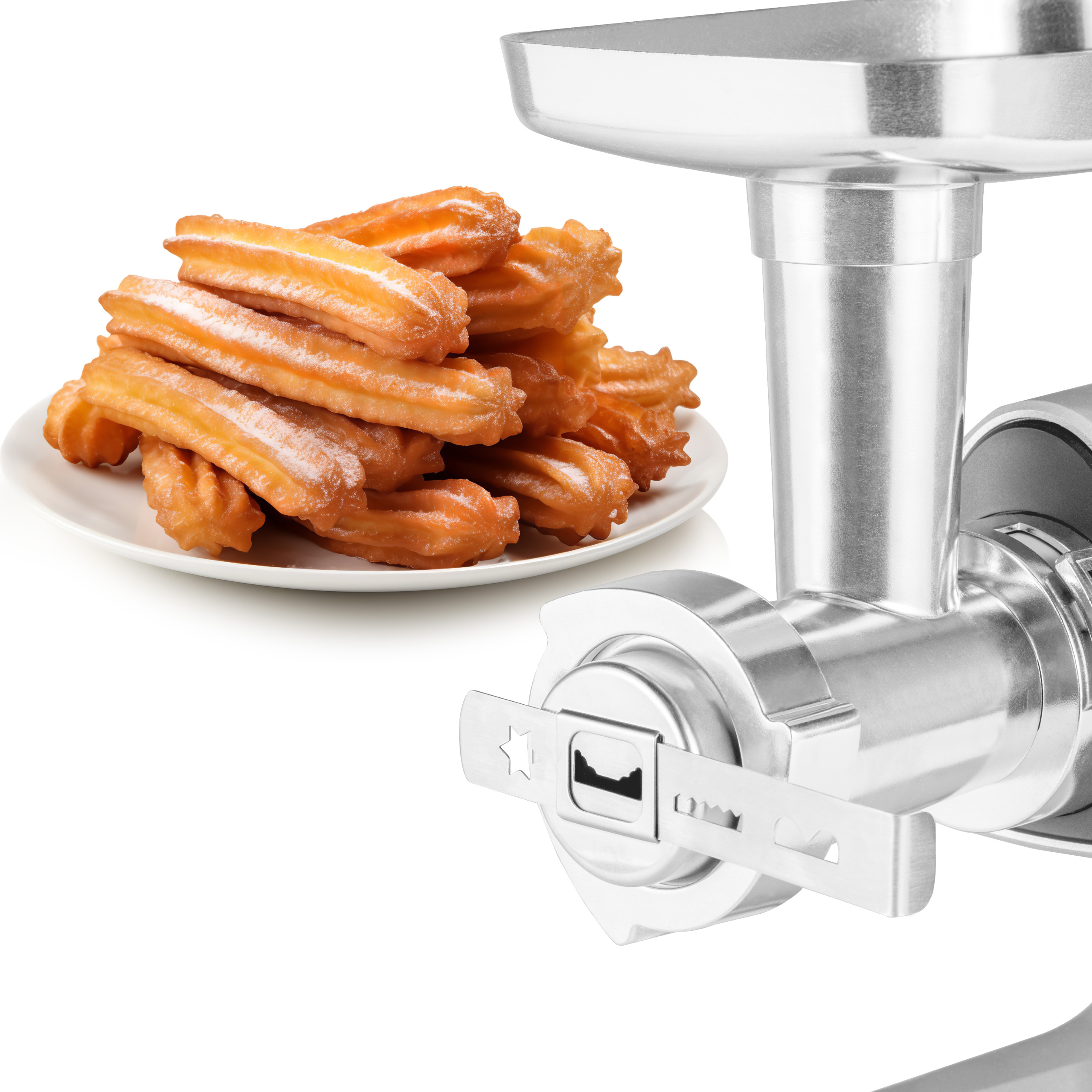 Een bord churros bestrooid met poedersuiker naast een metalen vleesmolen.