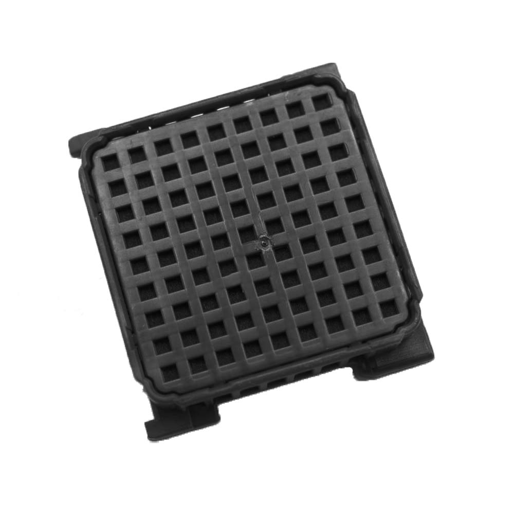 Schwarzer quadratischer Grill mit Rastermuster. Er ist leicht zur Seite geneigt.
