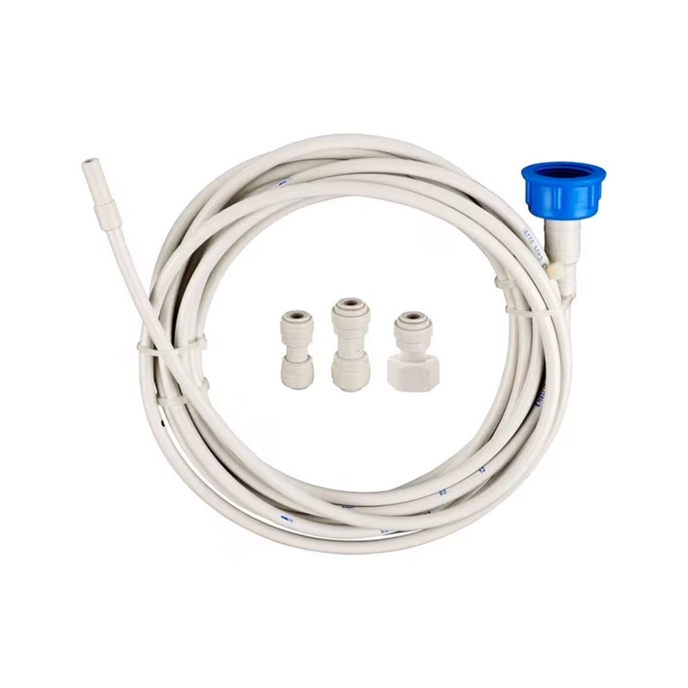 Tubo flessibile bianco per l'acqua con connettori e tre piccoli raccordi su sfondo bianco.
