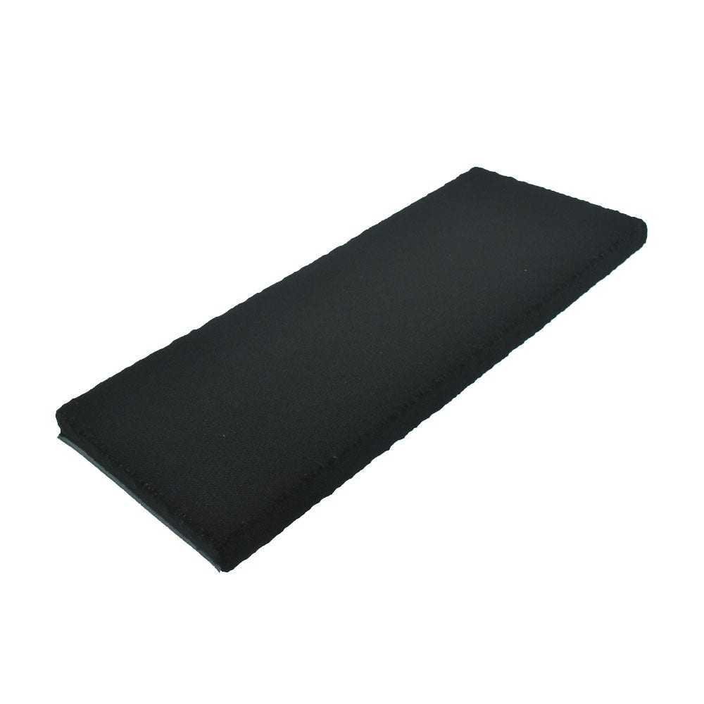 Schwarzes rechteckiges Pad. Die Ränder sind schwarz und genäht. Weißer Hintergrund.