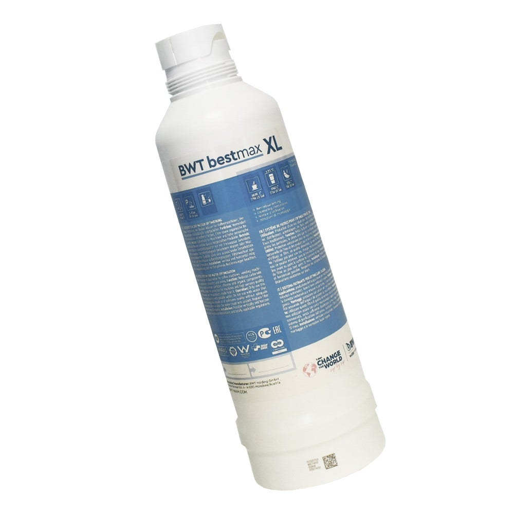Ein weißer BWT Bestmax XL Wasserfilter mit blauem Etikett, schräg vor weißem Hintergrund.