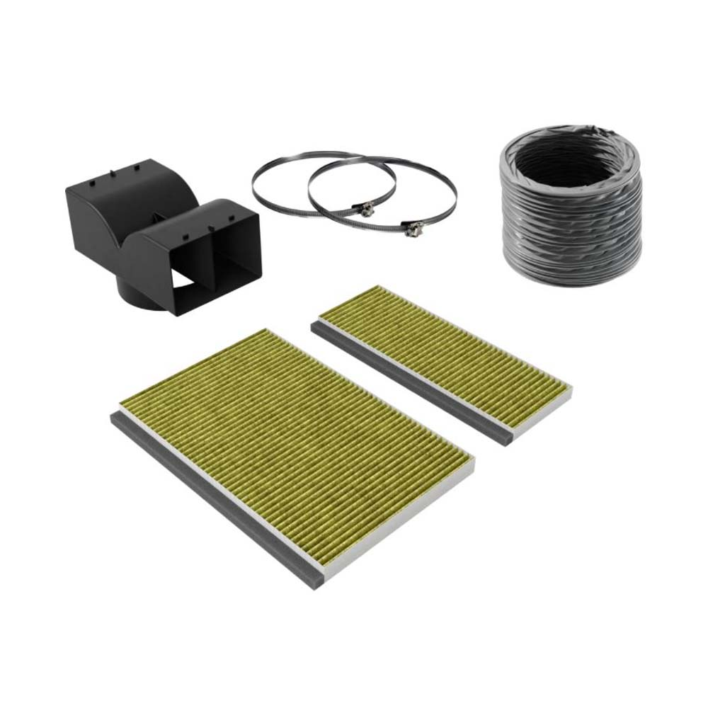 Ein Luftfilter-Kit, einschließlich schwarzer Rohre, Filter und einem grauen flexiblen Schlauch. Weißer Hintergrund.