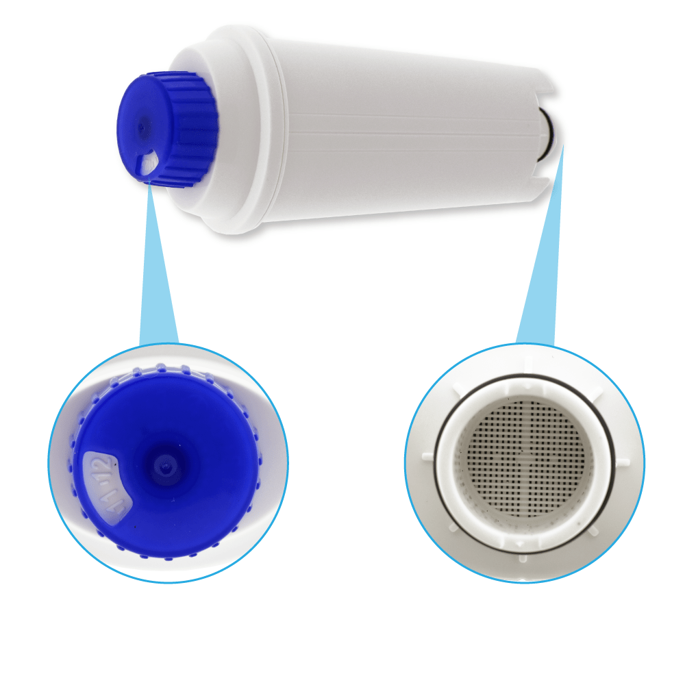 Filtro dell'acqua con tappo blu e dettagli del filtro. Corpo bianco e dettagli del filtro. Sfondo bianco.