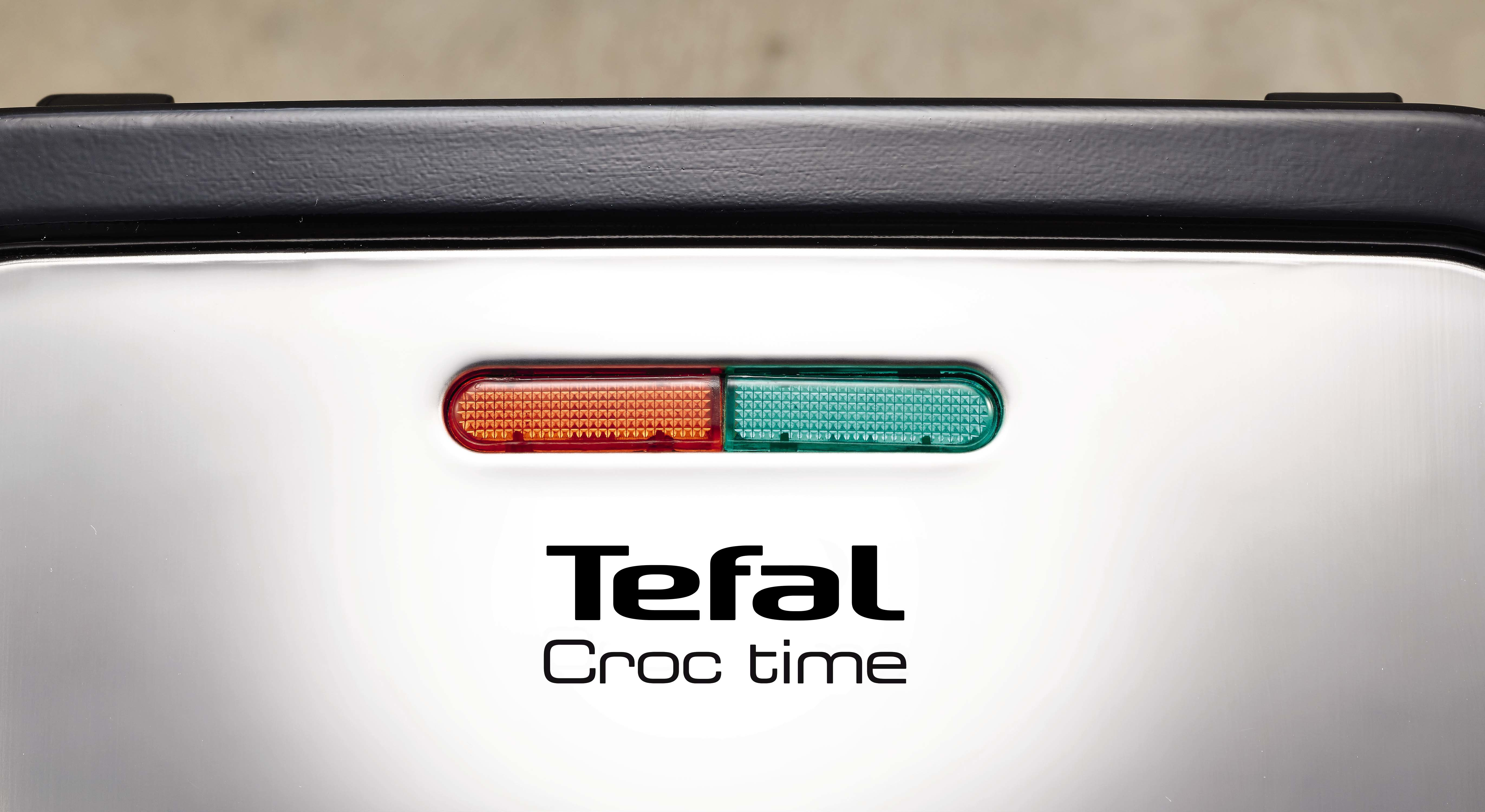 Elettrodomestico Tefal Croc time con spie rosse e verdi. L'apparecchio è argento e nero.